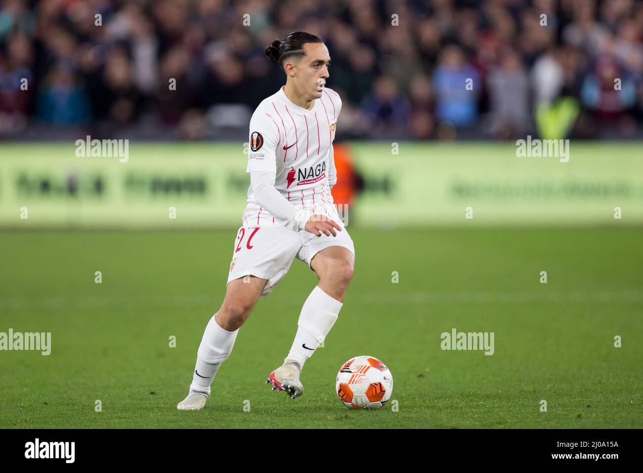 LONDRES, REINO UNIDO. MAR 17th Luismi Cruz de Sevilla controla el balón durante el partido de la UEFA Europa League entre West Ham United y Sevilla FC en el London Stadium, Stratford el jueves 17th de marzo de 2022. (Crédito: Federico Maranesi | Mi Noticias) Crédito: MI Noticias y Deporte / Alamy Live News Foto de stock