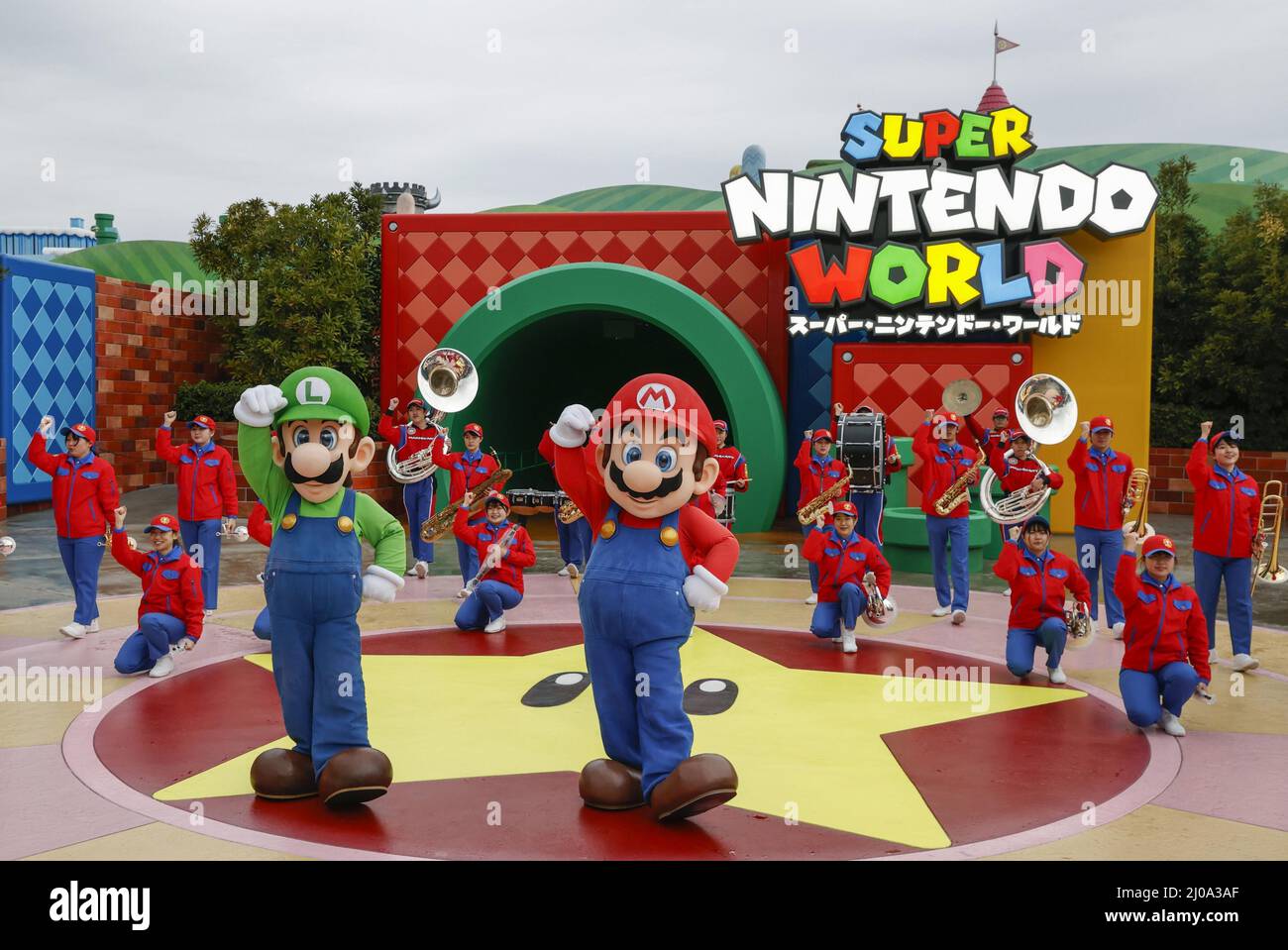 Osaka, Japón. 18th Mar, 2022. Universal Studios Japan en Osaka celebra una  ceremonia para conmemorar el primer aniversario de la atracción 'Super  Nintendo World' basada en la serie de juegos 'Super Mario