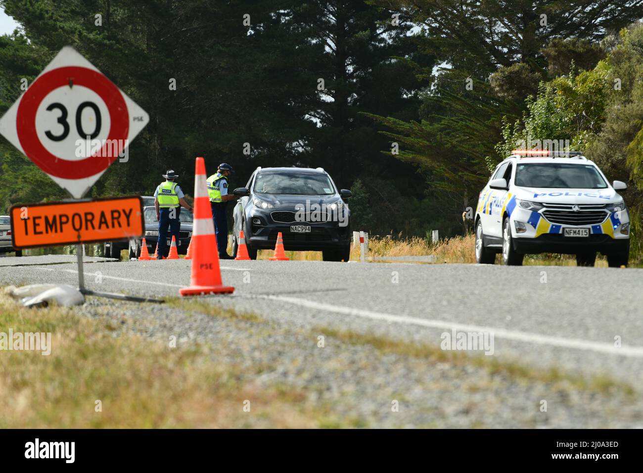 KUMARA, NUEVA ZELANDA, 8 DE ENERO de 2022: La policía detiene vehículos y prueba a los conductores de bebidas en un puesto de control de alcoholímetros el día de la reunión de la carrera de Kumara Foto de stock