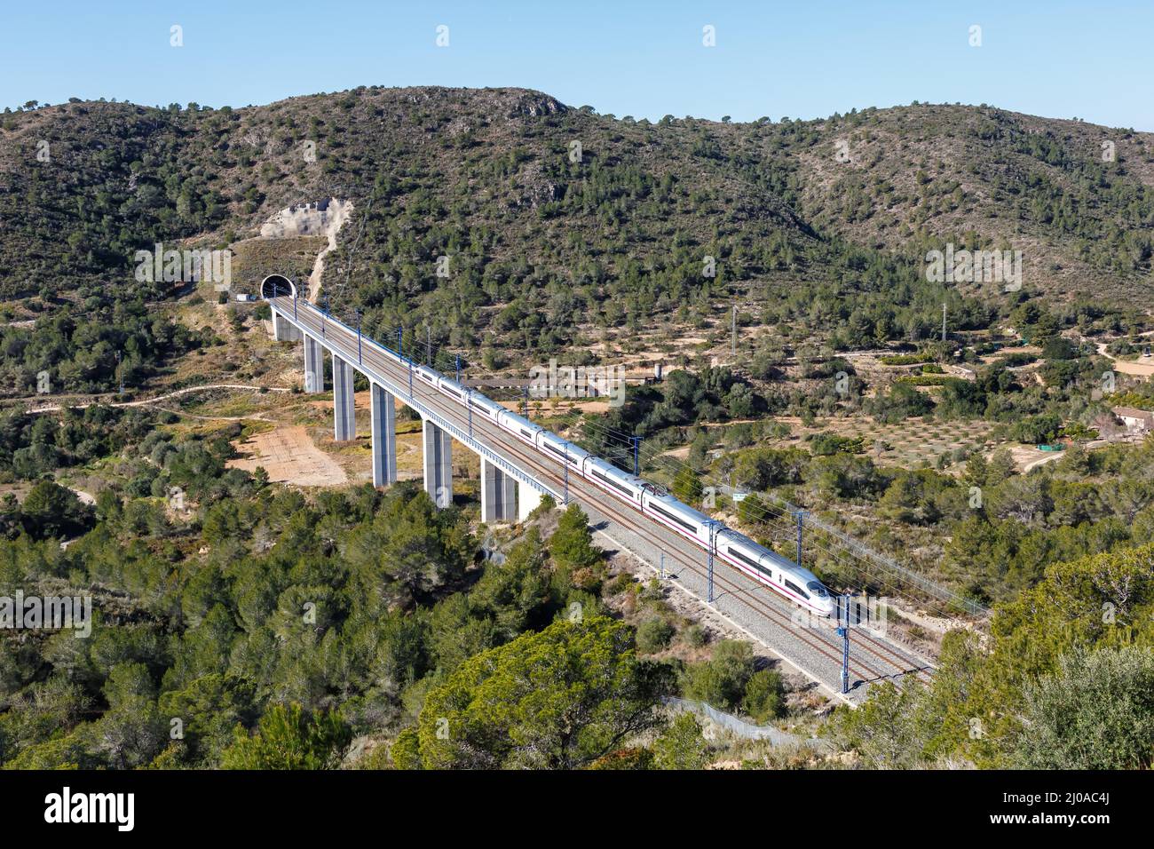 Roda de Bera, España - 20 de febrero de 2022: Ave Siemens Velaro tren de alta velocidad de RENFE en la línea de tren de alta velocidad Madrid - Barcelona cerca de Roda Foto de stock