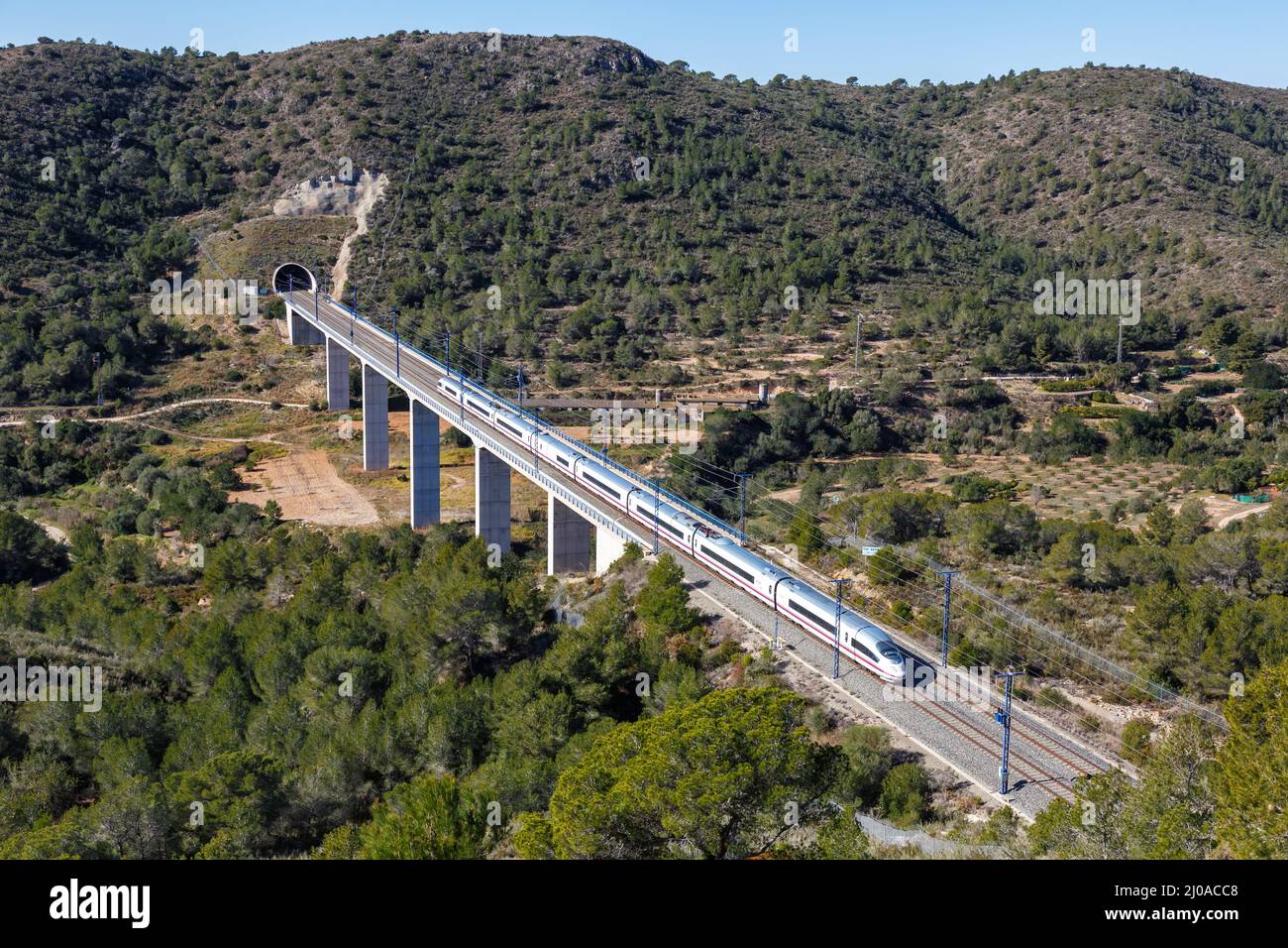 Roda de Bera, España - 20 de febrero de 2022: Ave Siemens Velaro tren de alta velocidad de RENFE en la línea de tren de alta velocidad Madrid - Barcelona cerca de Roda Foto de stock
