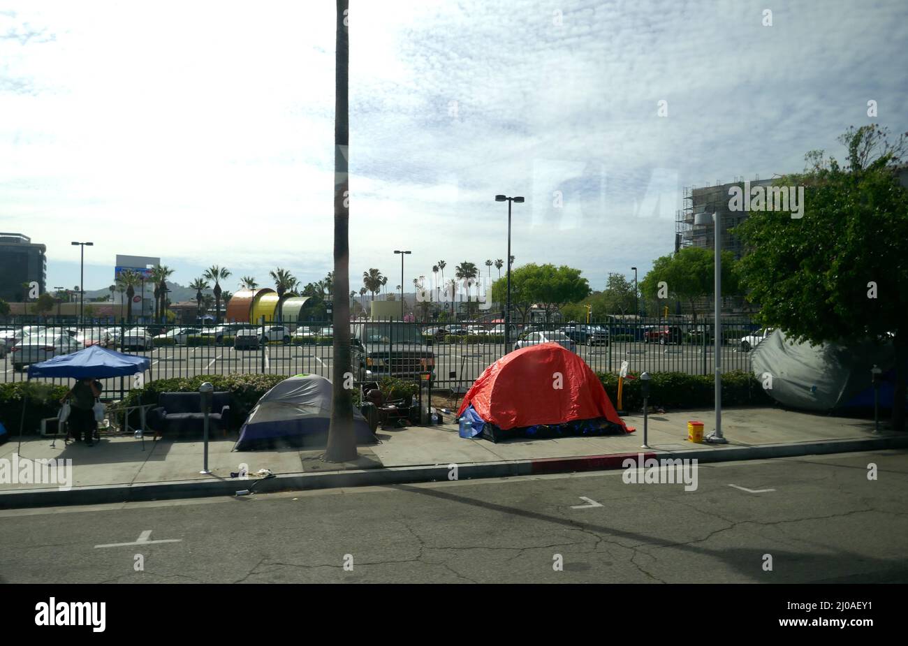 Los Ángeles, California, EE.UU. 17th de marzo de 2022 Campamento sin hogar/ carpas en la acera el 17 de marzo de 2022 en Los Ángeles, California,  EE.UU. Foto por Barry King/Alamy Foto de