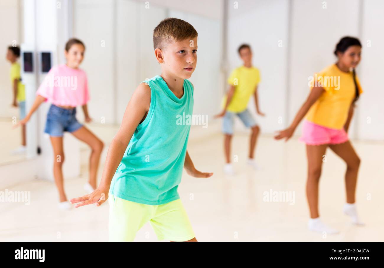 Reportero volverse loco distancia Niñas y niños que realizan danza moderna en el estudio Fotografía de stock  - Alamy
