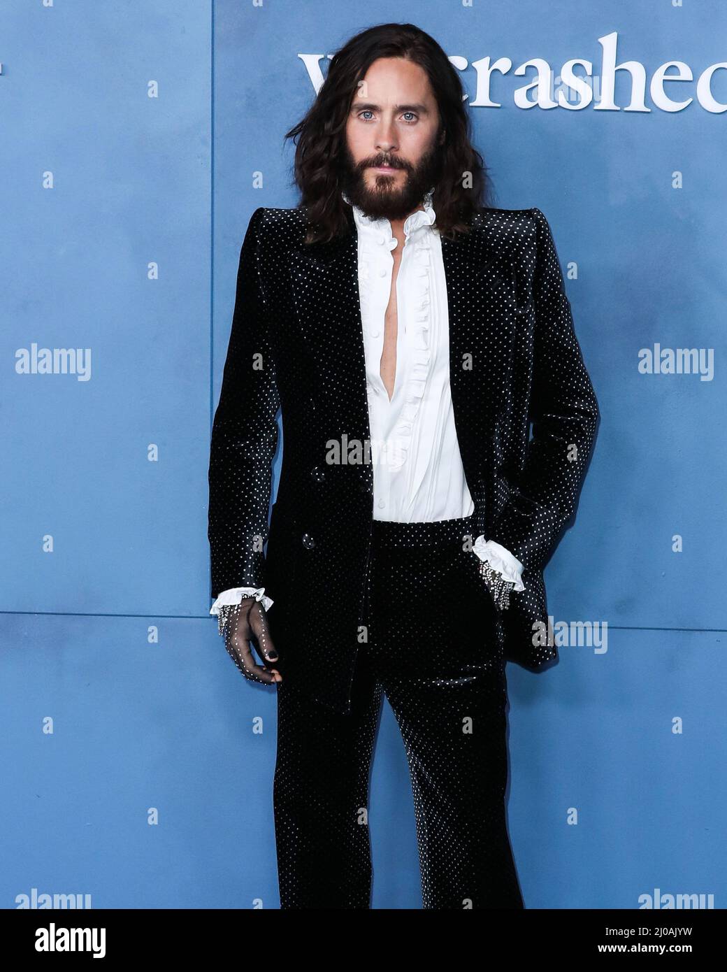 LOS ÁNGELES, CALIFORNIA, EE.UU. - 17 DE MARZO: El actor estadounidense Jared  Leto con un traje y guantes Gucci con tachuelas llega al estreno mundial de  'WeCrashed' de Apple TV, celebrado en