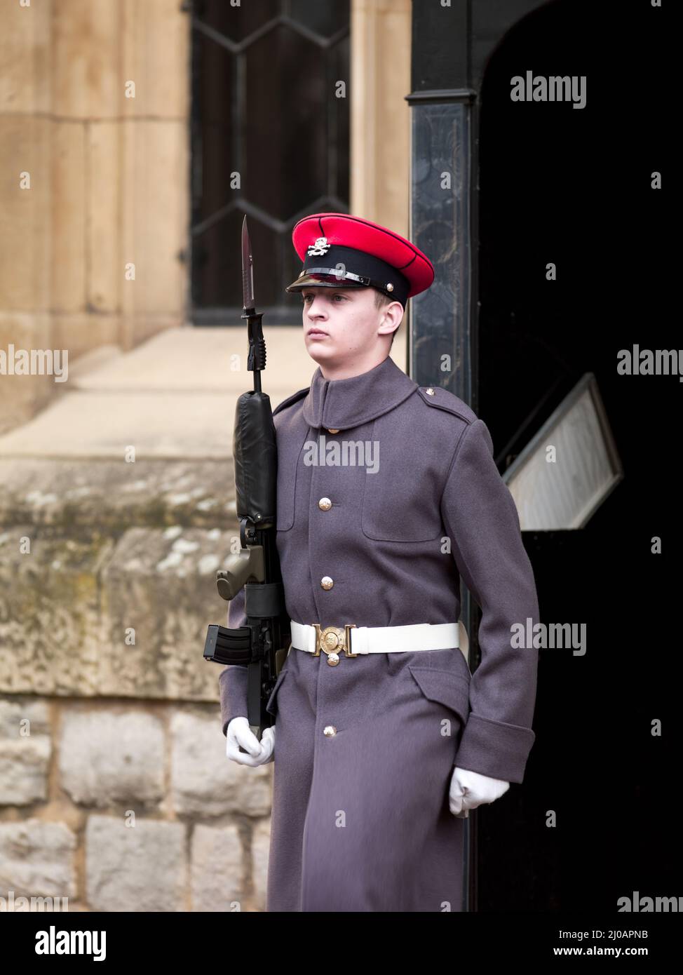 Guardia de Londres con arma Foto de stock