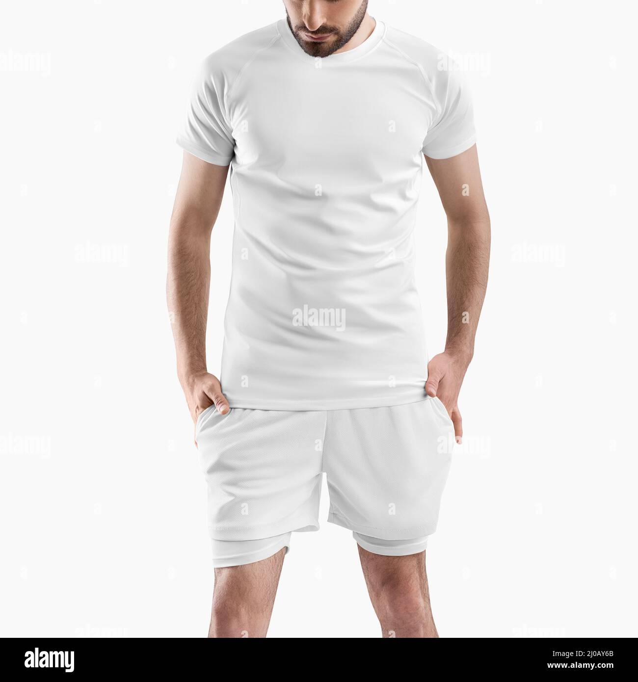 cuchara Elemental Modernización Pantalón corto blanco mockup con línea de compresión debajo del pantalón,  camiseta para hombre sobre un hombre, aislado en el fondo. Plantilla de  chándal para running, deportes, undersho Fotografía de stock -