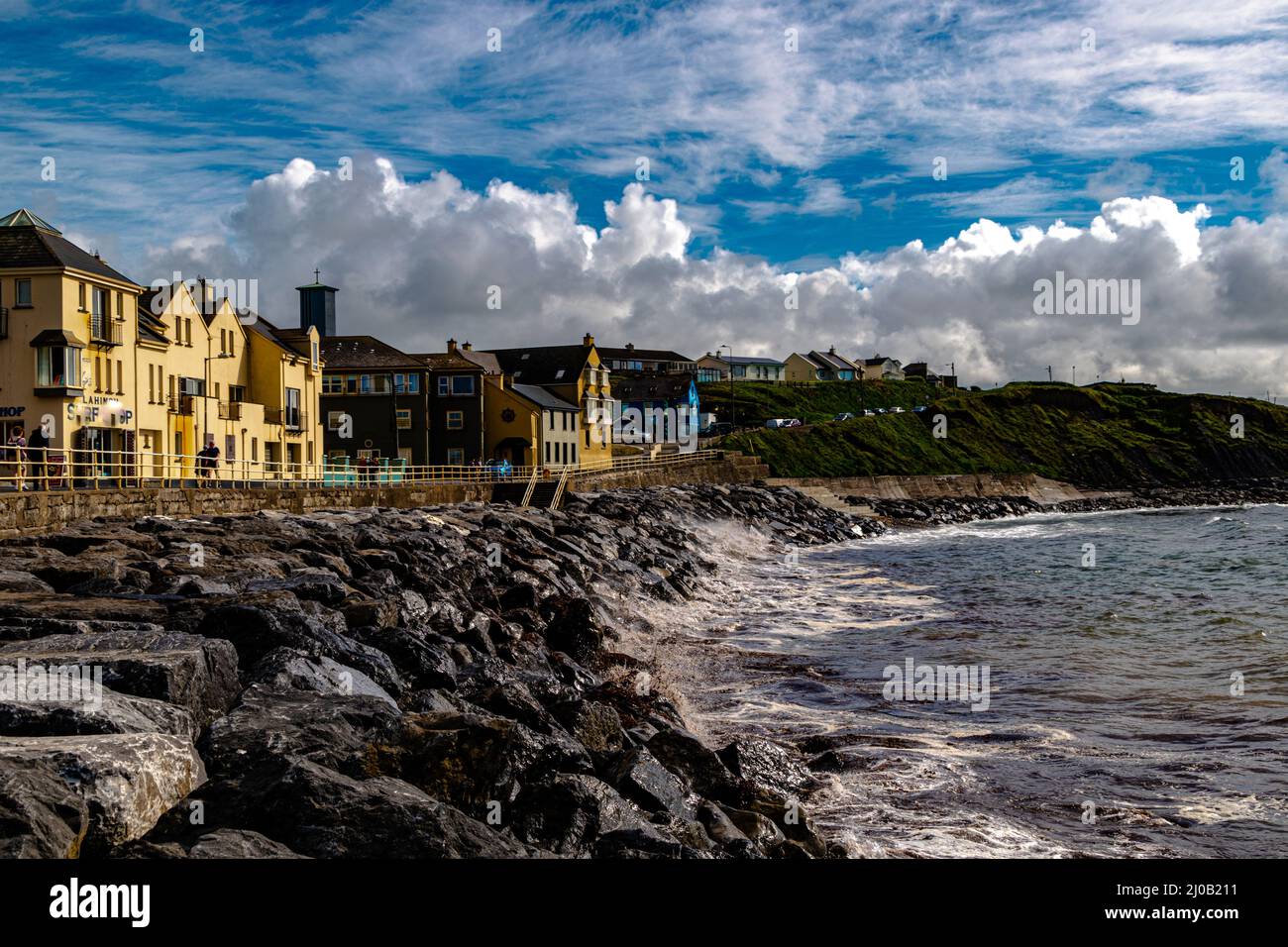 Playa de Lahinch en Irlanda, lugar popular para el surf y tener un día agradable y relajante en la playa con una gran vista sobre el océano. Lugar para todos. Foto de stock