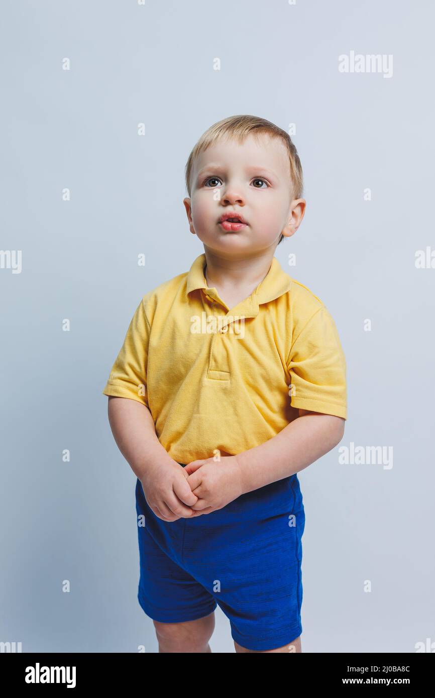 Niño pequeño de 3 años con una camiseta amarilla y pantalón corto azul, un  niño con un uniforme deportivo Fotografía de stock - Alamy