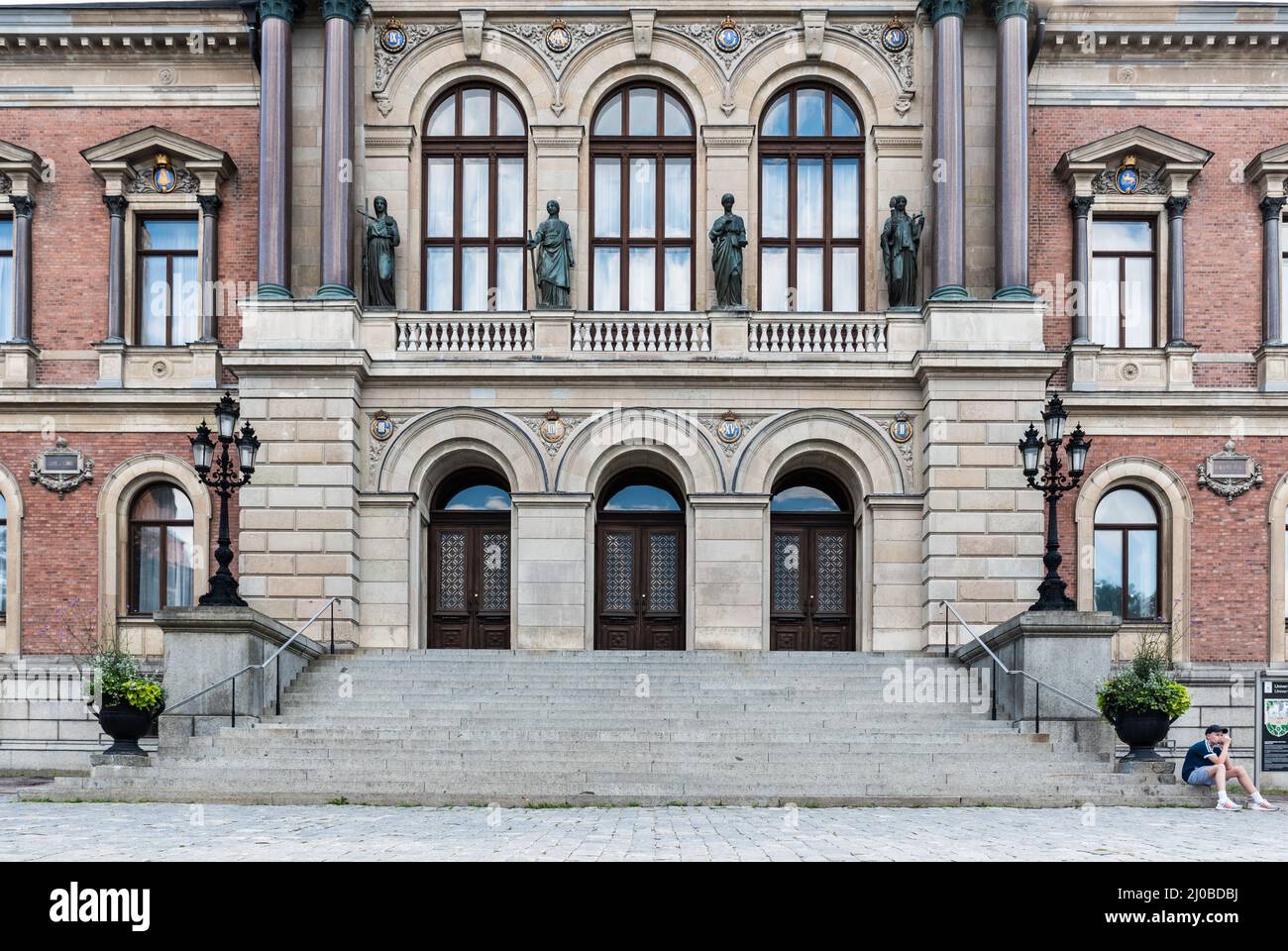 Uppsala, Uppland - Suecia - 07 27 2019 Fachada simétrica del edificio principal de la Universidad de Uppsala Foto de stock