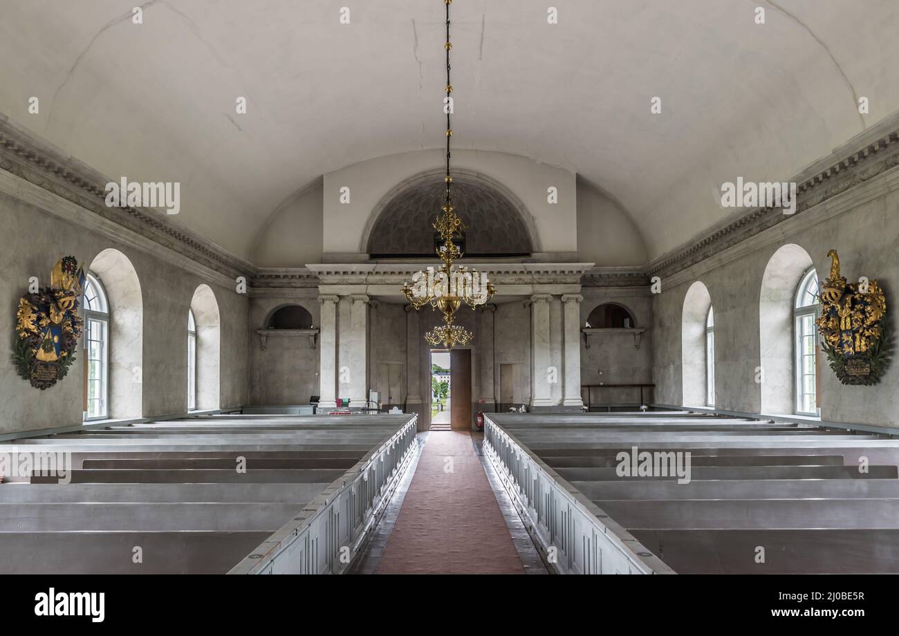 Forsmark, Osthammar - Suecia - Diseño interior simétrico de la iglesia evangélica con decoraciones de madera Fotografía de stock - Alamy Forsmark, Osthammar - Suecia - Diseño interior simétrico de la iglesia evangélica con decoraciones de madera Fotografía de stock - Alamy