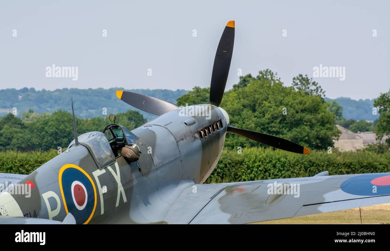 Headcorn, Kent UK - Julio de 1st 2018 La tripulación de tierra de la Real Fuerza Aérea realiza comprobaciones previas al vuelo y prepara un grupo de aviones de combate Spitfire WW2 para el despegue. Foto de stock