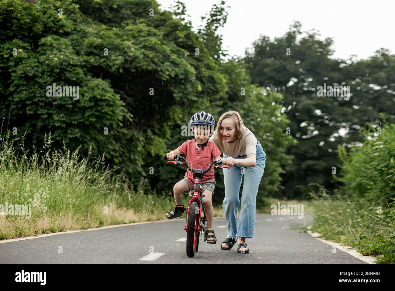 Niño Niño Pequeño De 2 Años Aprendiendo A Montar En Su Bicicleta Primero  Fotos, retratos, imágenes y fotografía de archivo libres de derecho. Image  17034715