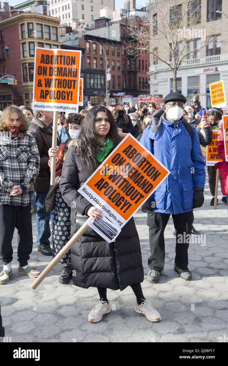 Mujeres y hombres se reúnen el Día Internacional de la Mujer en Union Square para protestar, reunirse y marchar contra el ataque generalizado contra el derecho de una mujer al aborto en los Estados Unidos, bloqueando el control sobre su propio cuerpo. Nueva York. Foto de stock
