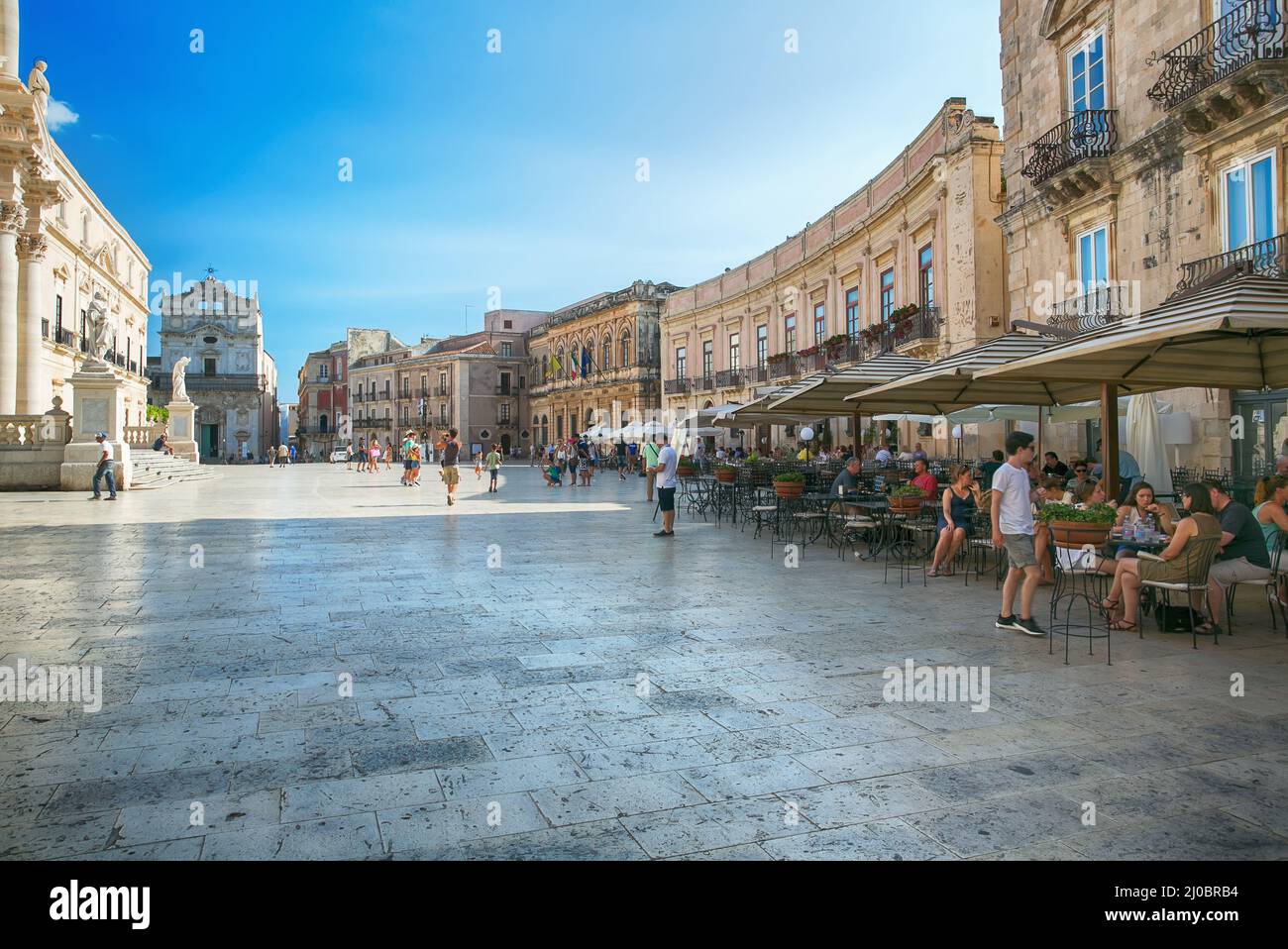 Vista panorámica para una impresión grande en una cálida luz del atardecer sobre la Piazza del Duomo en Syracuse Foto de stock