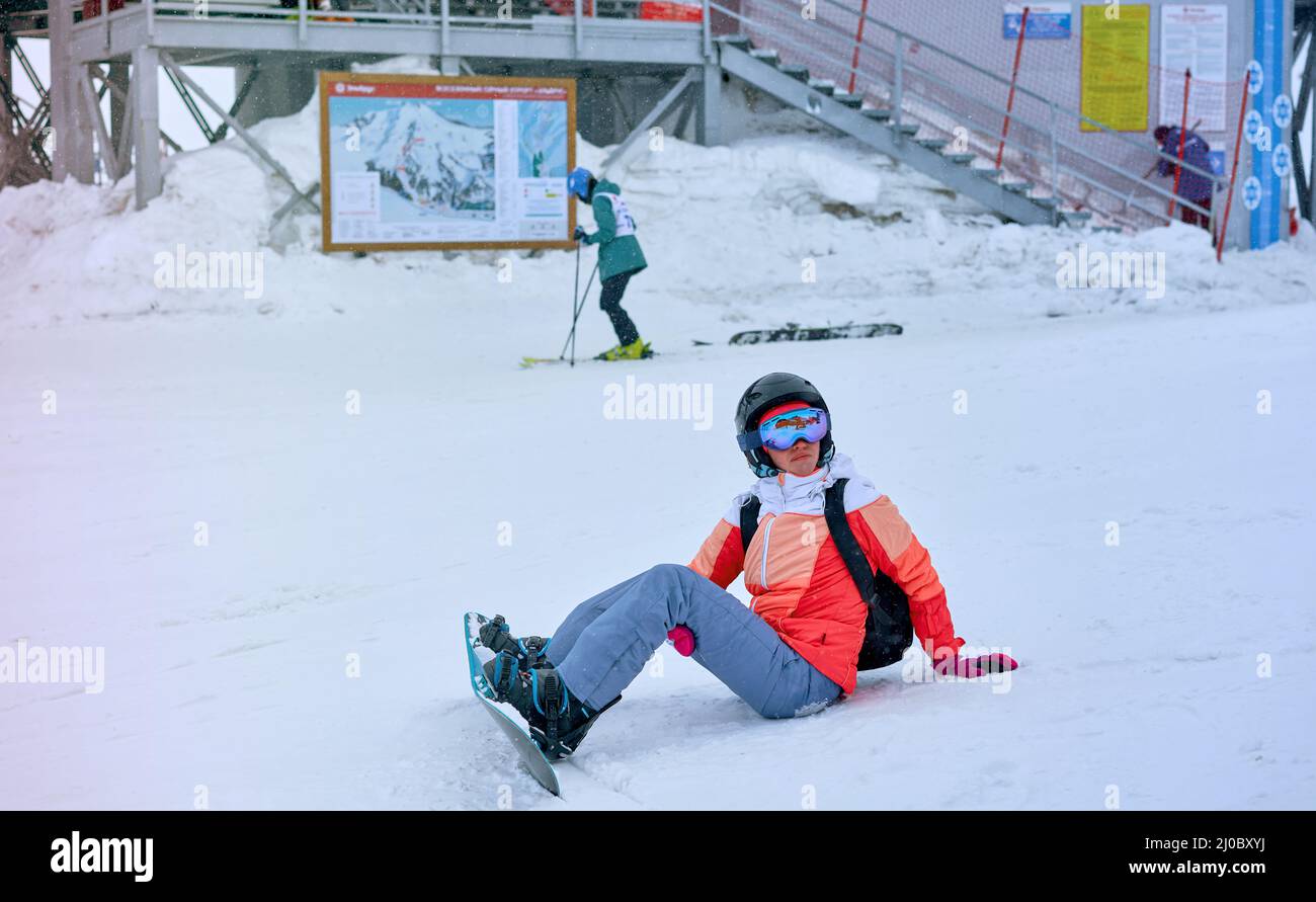 snowboarder está descansando en la ladera de la montaña Foto de stock