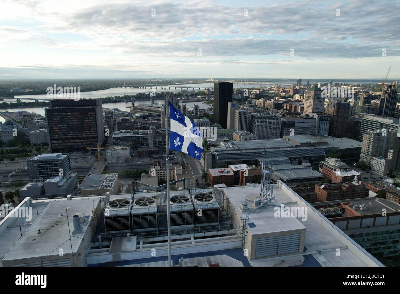 Toma aérea del paisaje urbano de Quebec con altos edificios modernos