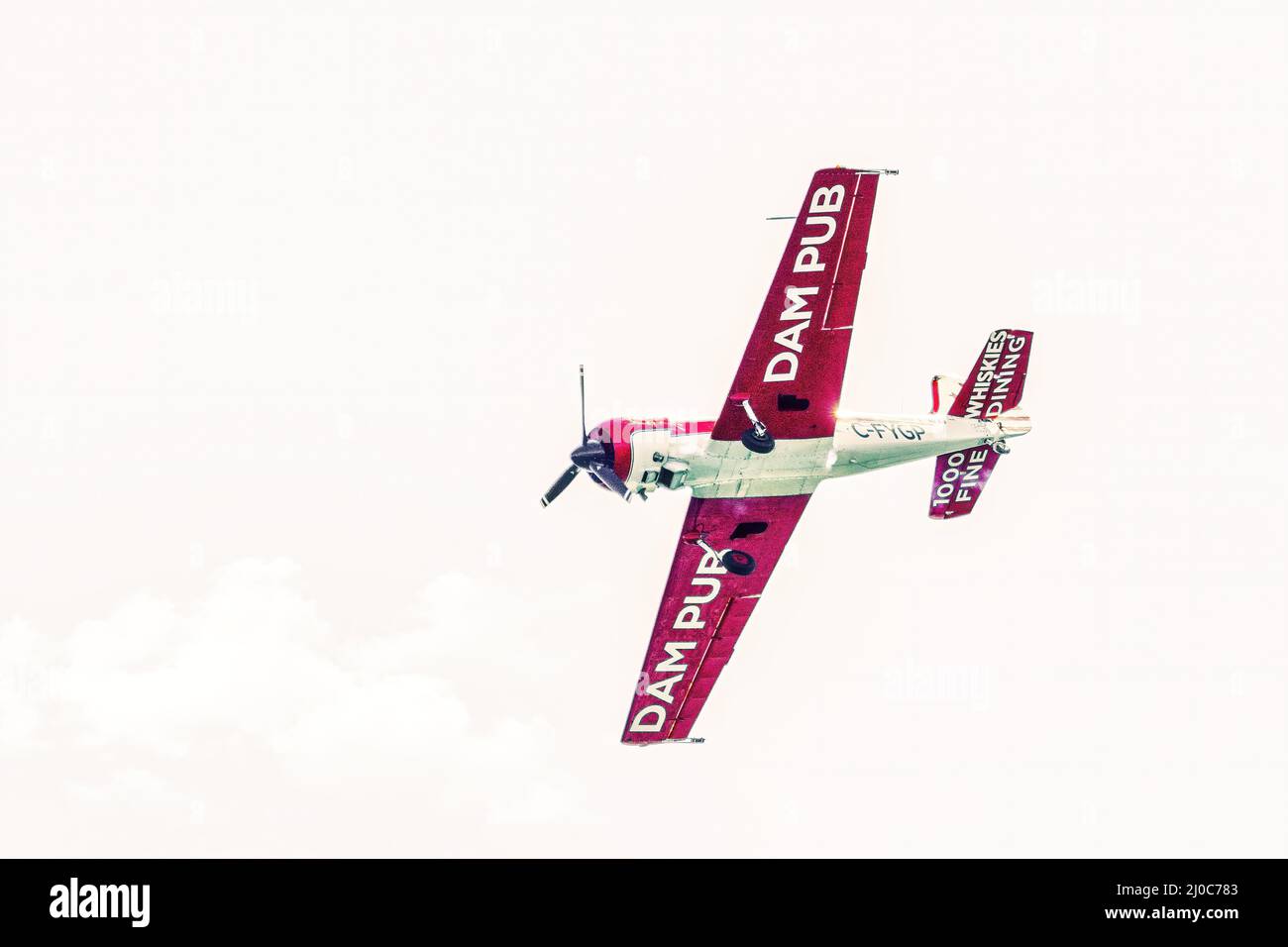 Toronto, Ontario, Canadá - 4 de septiembre de 2021: Gord Price en su avión Dam Pub (Yak-50) actuando en el Toronto International Airshow Foto de stock