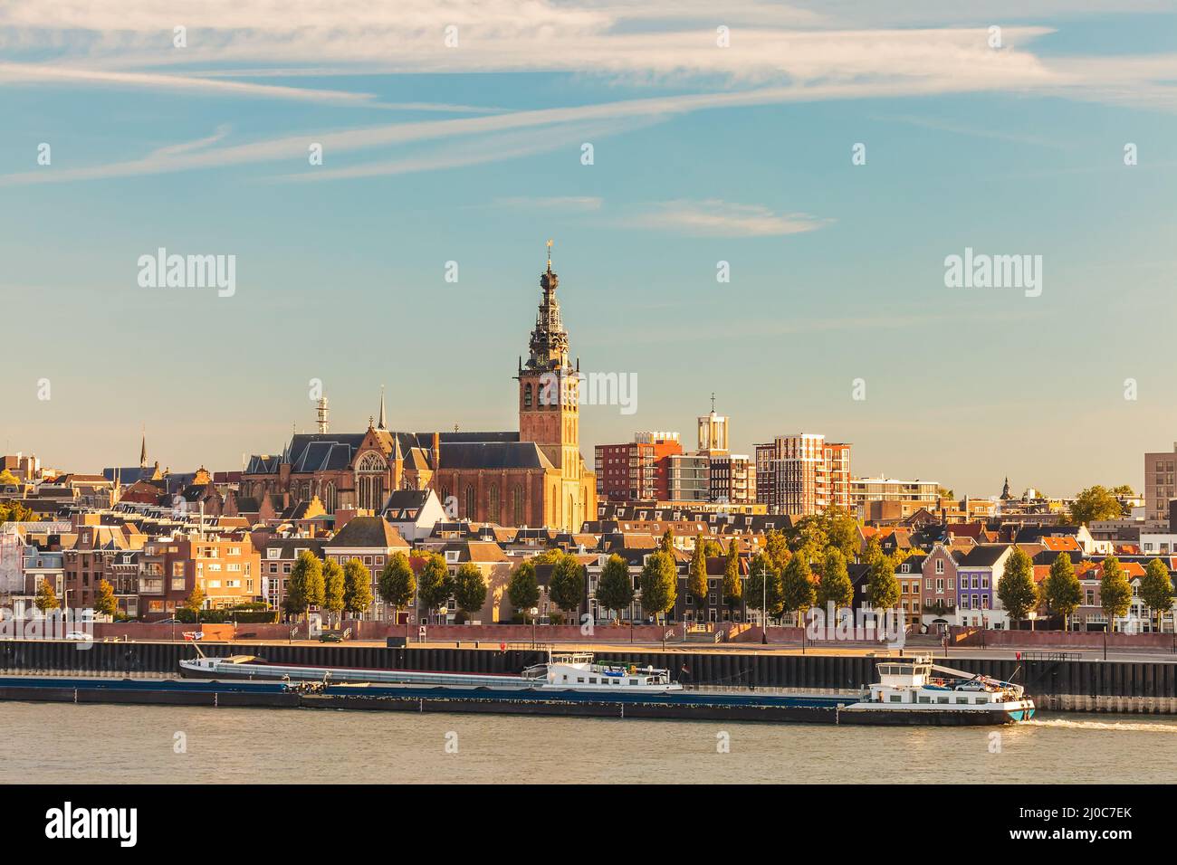 La ciudad holandesa de Nijmegen durante la puesta de sol con el río Waal en frente Foto de stock