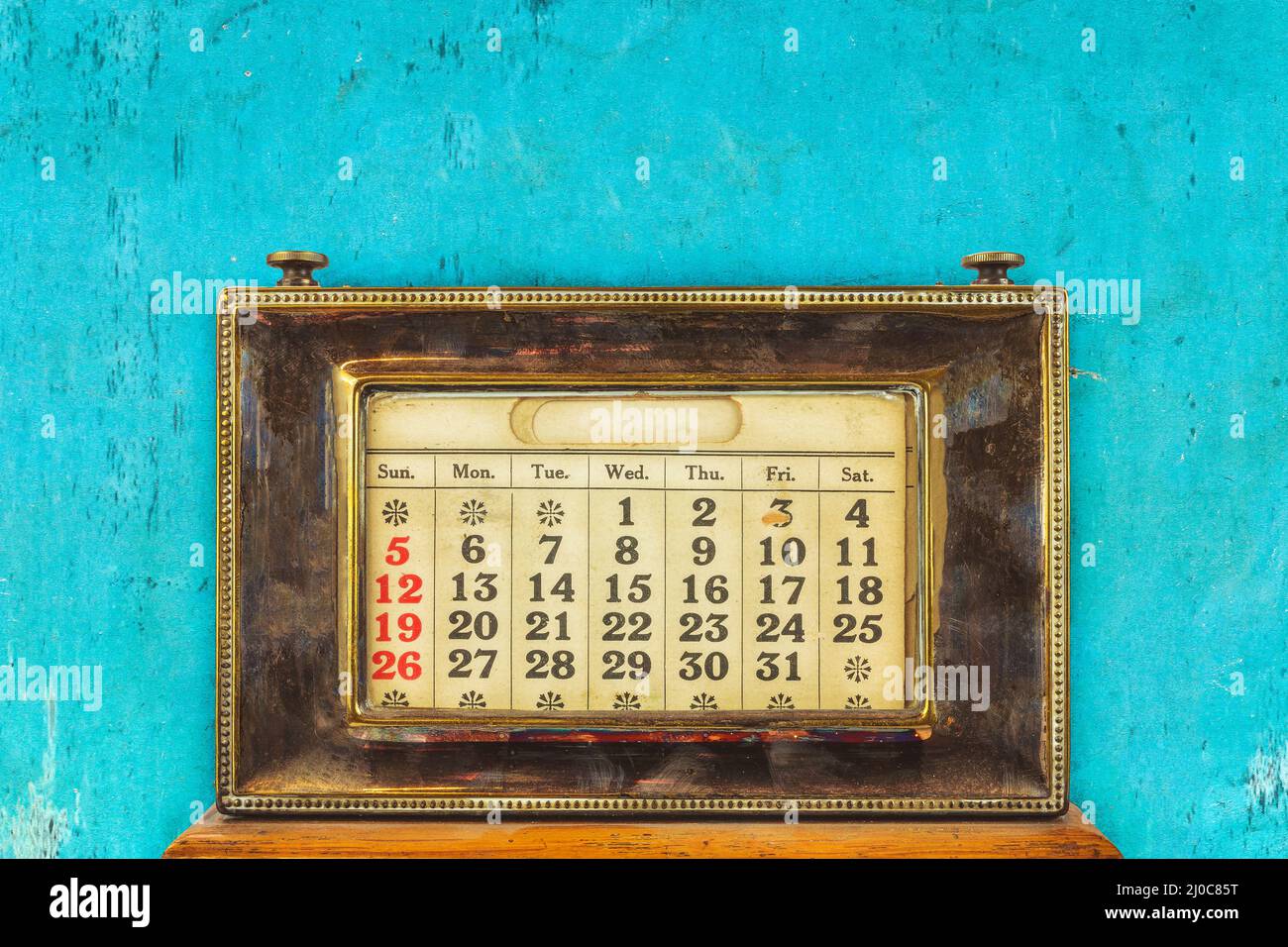 Calendario De Escritorio Vintage Delante De Un Fondo Azul Erosionado calendario-de-escritorio-vintage-delante-de-un-fondo-azul-erosionado