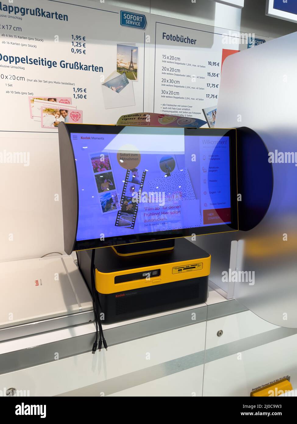 Karlsruhe, Alemania - 12 de marzo de 2022: Vista frontal del moderno kiosco  Kodak Picture Kiosk dentro de un gran supermercado - Se utiliza para  imprimir fotografías de clientes desde medios móviles