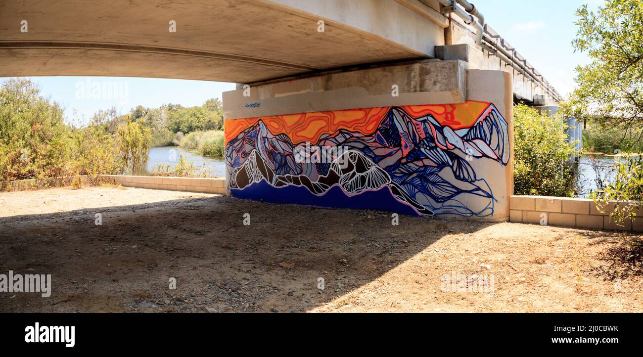 Graffiti urbano bajo el puente de la vía férrea en San Clemente State Beach Foto de stock