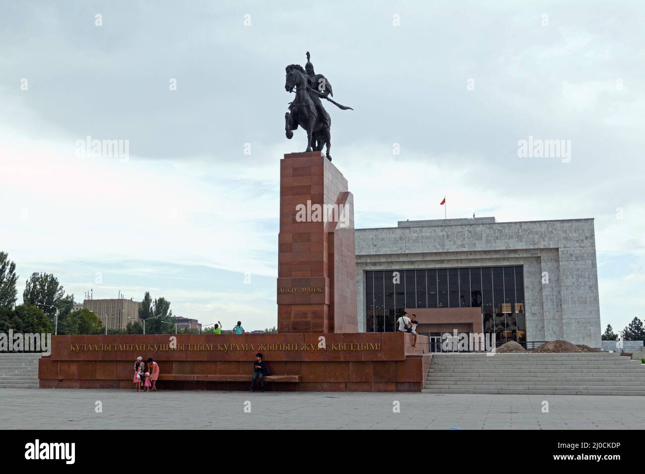 Monumento a Manas el Grande frente al museo nacional, Bishkek, Kirguistán Foto de stock