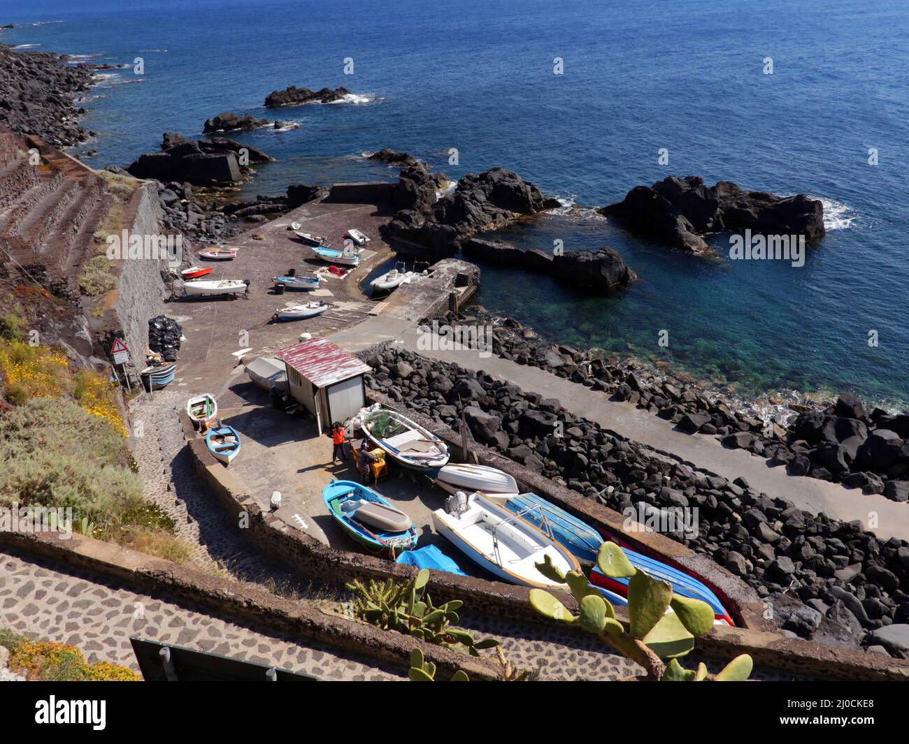 Puerto de Ginostra en Stromboli, Islas Eolias, Italia Foto de stock