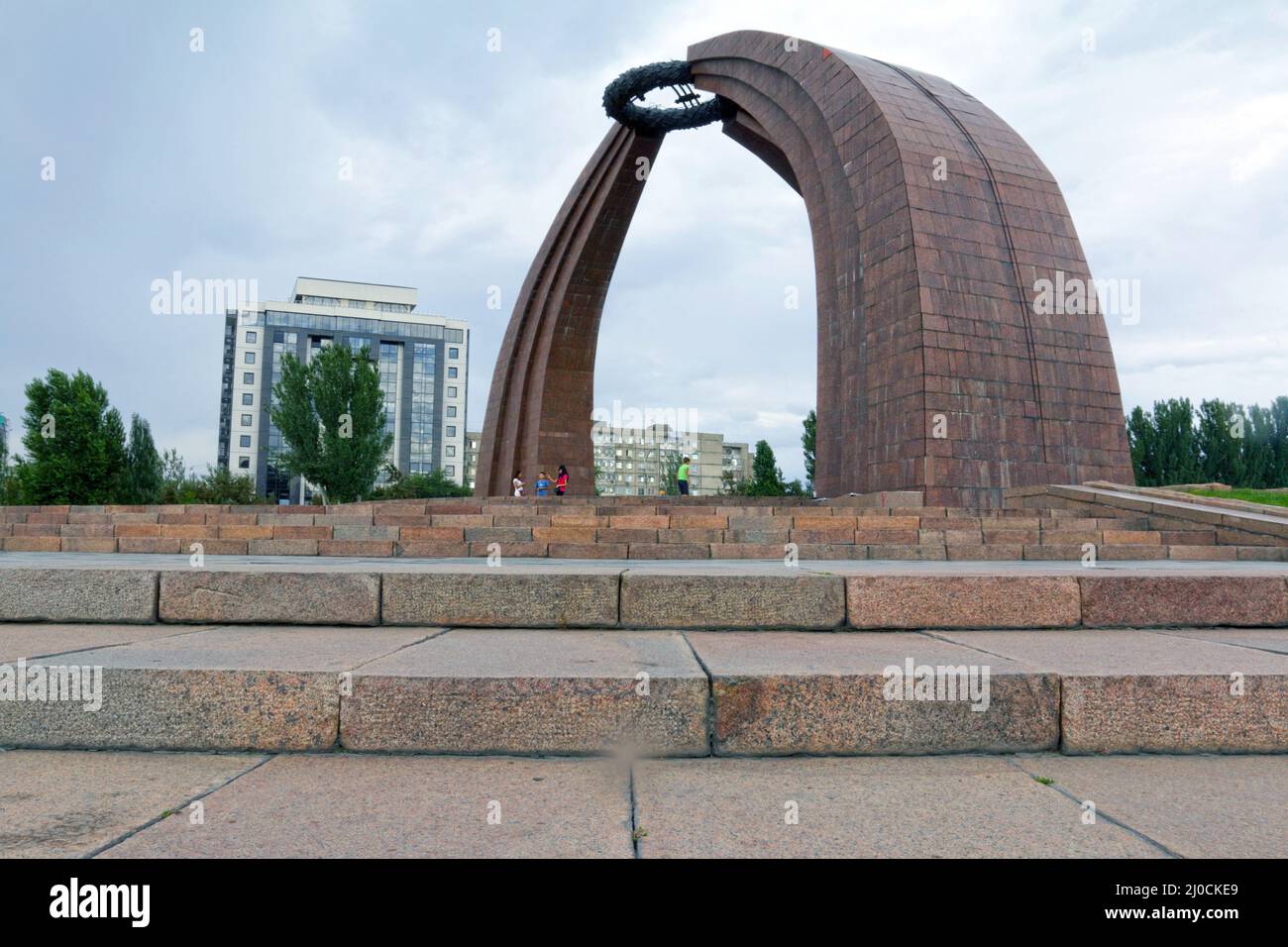 Monumento conmemorativo del 40th aniversario de la victoria en la Segunda Guerra Mundial, Bishkek, Kirguistán Foto de stock