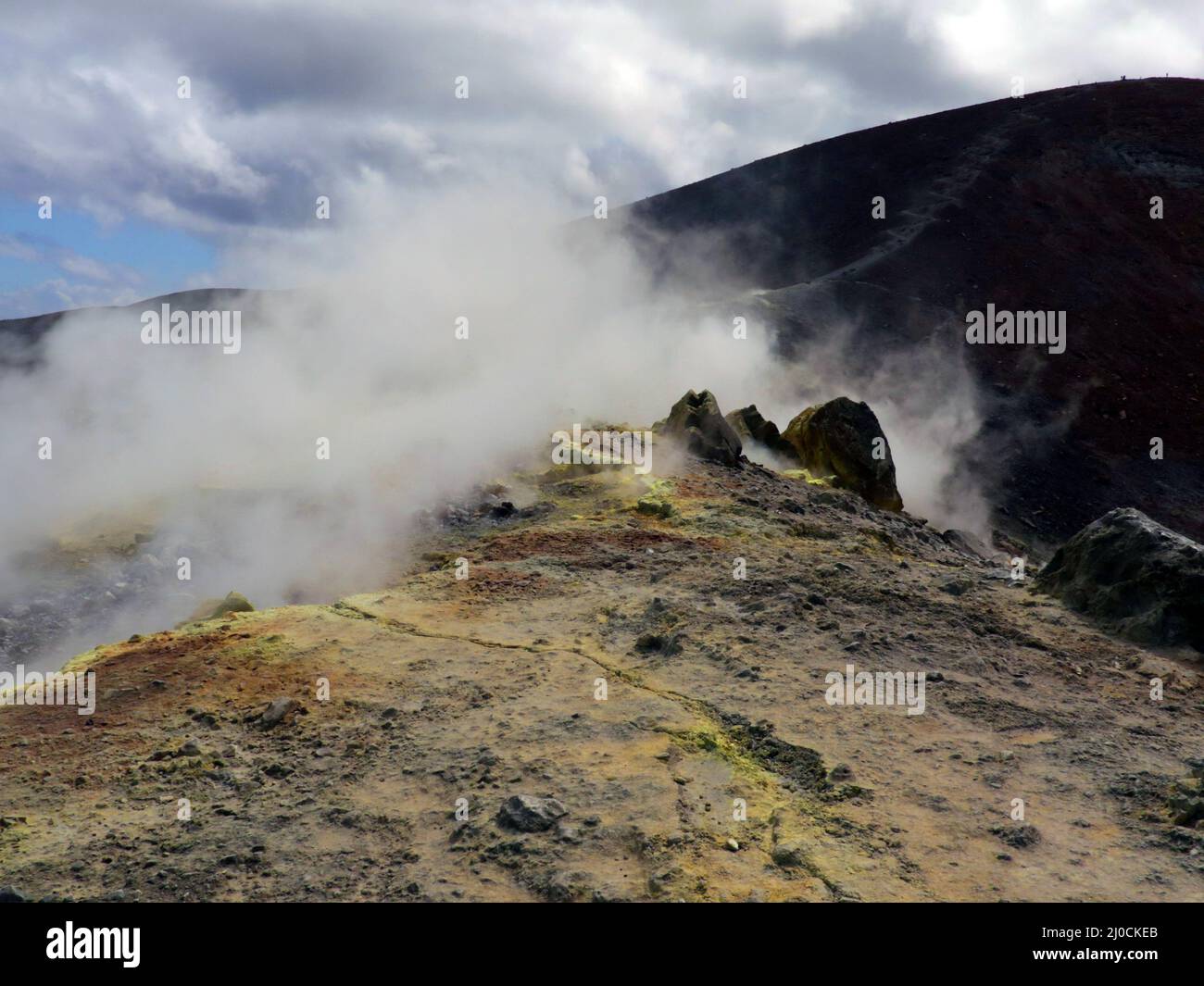 Fumarolas y el gran cráter de Vulcano, Islas Eolias, Italia Foto de stock
