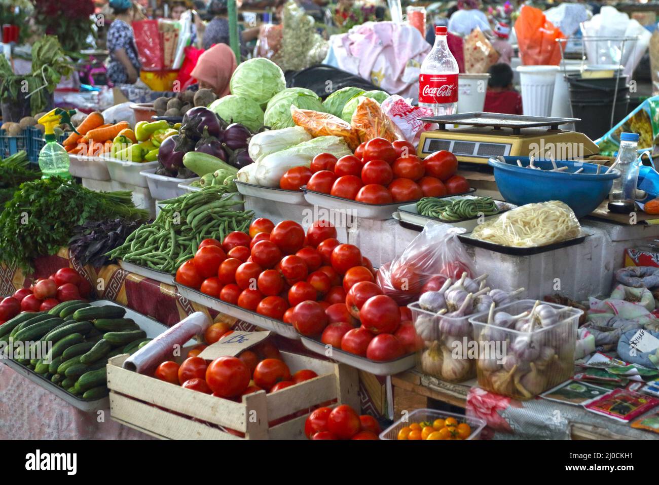 Puesto de verduras en Osh Bazaar, Bishkek, Kirguistán Foto de stock