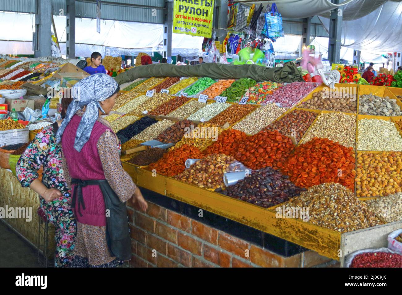 Frutos secos y nueces, Bazar Osh, Bishkek, Kirguistán Foto de stock