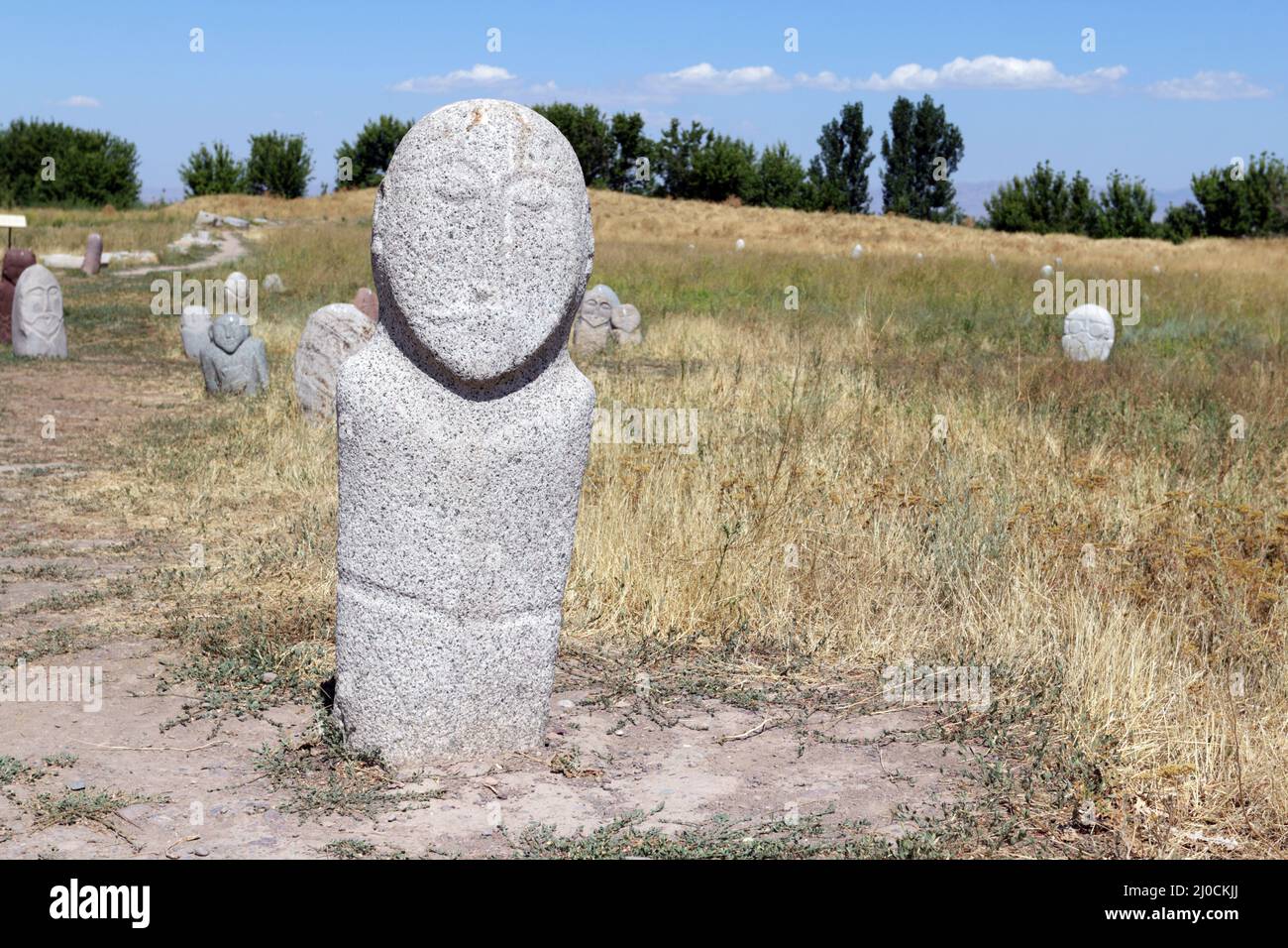 Esculturas medievales de piedra (Balbalales) en la Torre Burana, Tokmak, Kirguistán Foto de stock