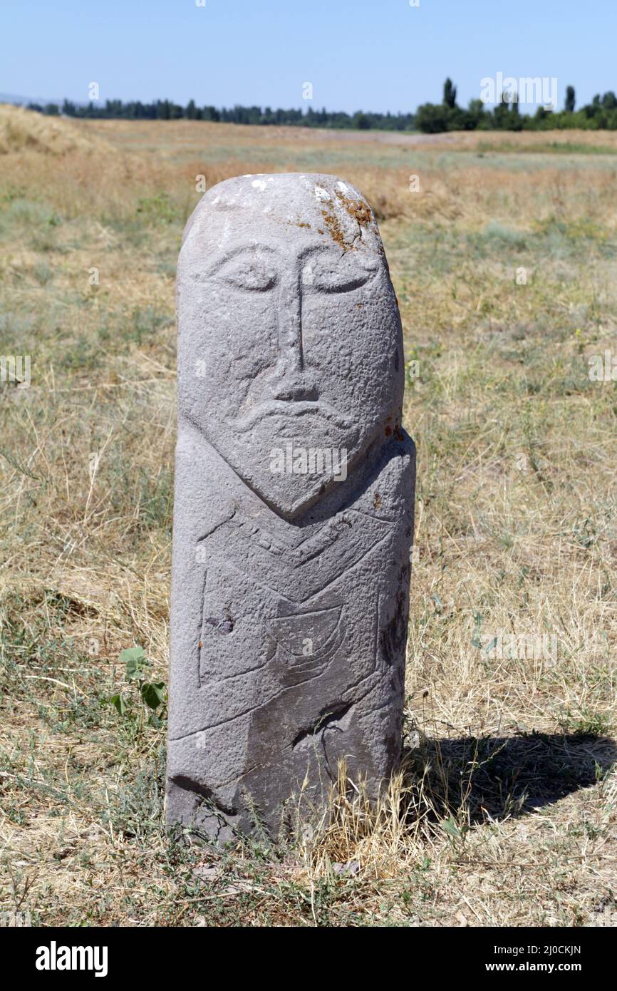 Escultura medieval de piedra (Balbal) en la Torre Burana, Tokmak, Kirguistán Foto de stock