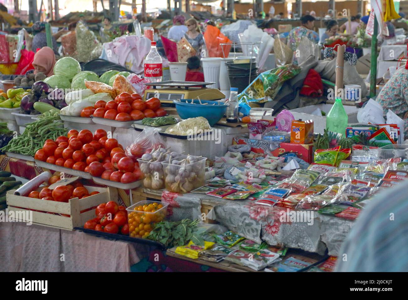 Puesto de verduras en Osh Bazaar, Bishkek, Kirguistán Foto de stock