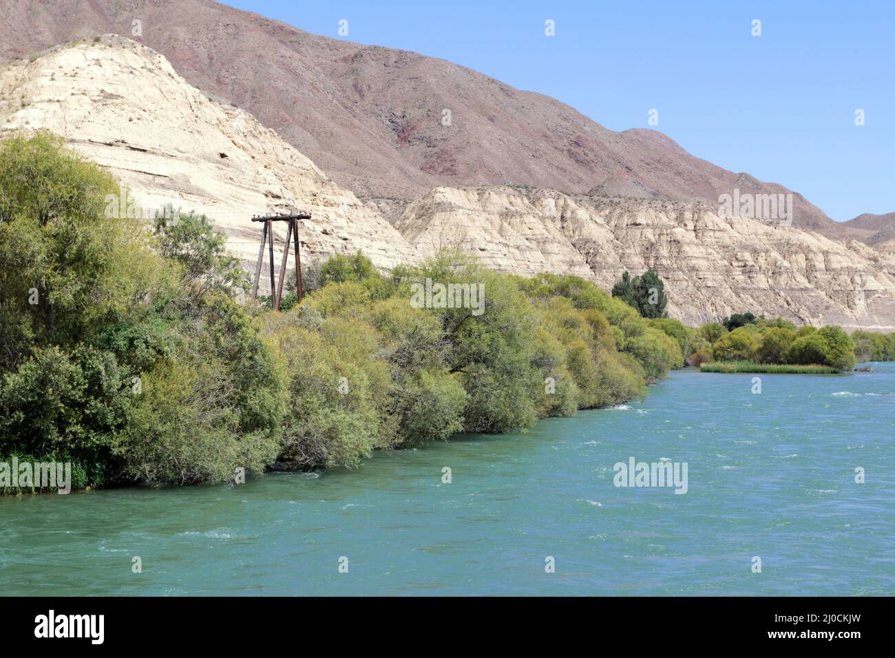 Río Chuy (TschÃ¼i) en Tokmak, Kirguistán Foto de stock