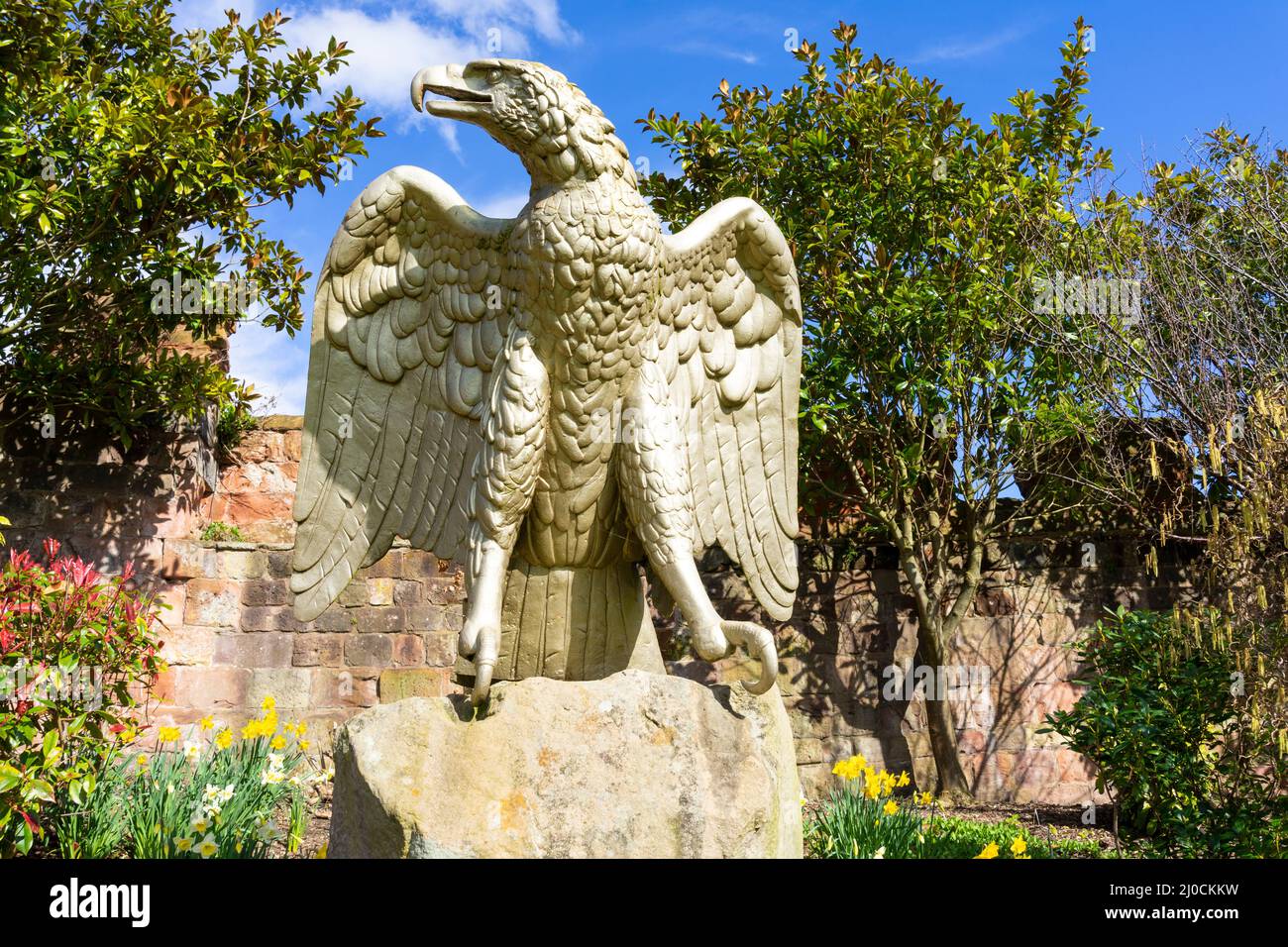 Una estatua de águila alemana dorada tomada de los cuarteles de Minden en Alemania ahora en los jardines del castillo de Shrewsbury Shrewsbury Shropshire Inglaterra Reino Unido GB Europa Foto de stock
