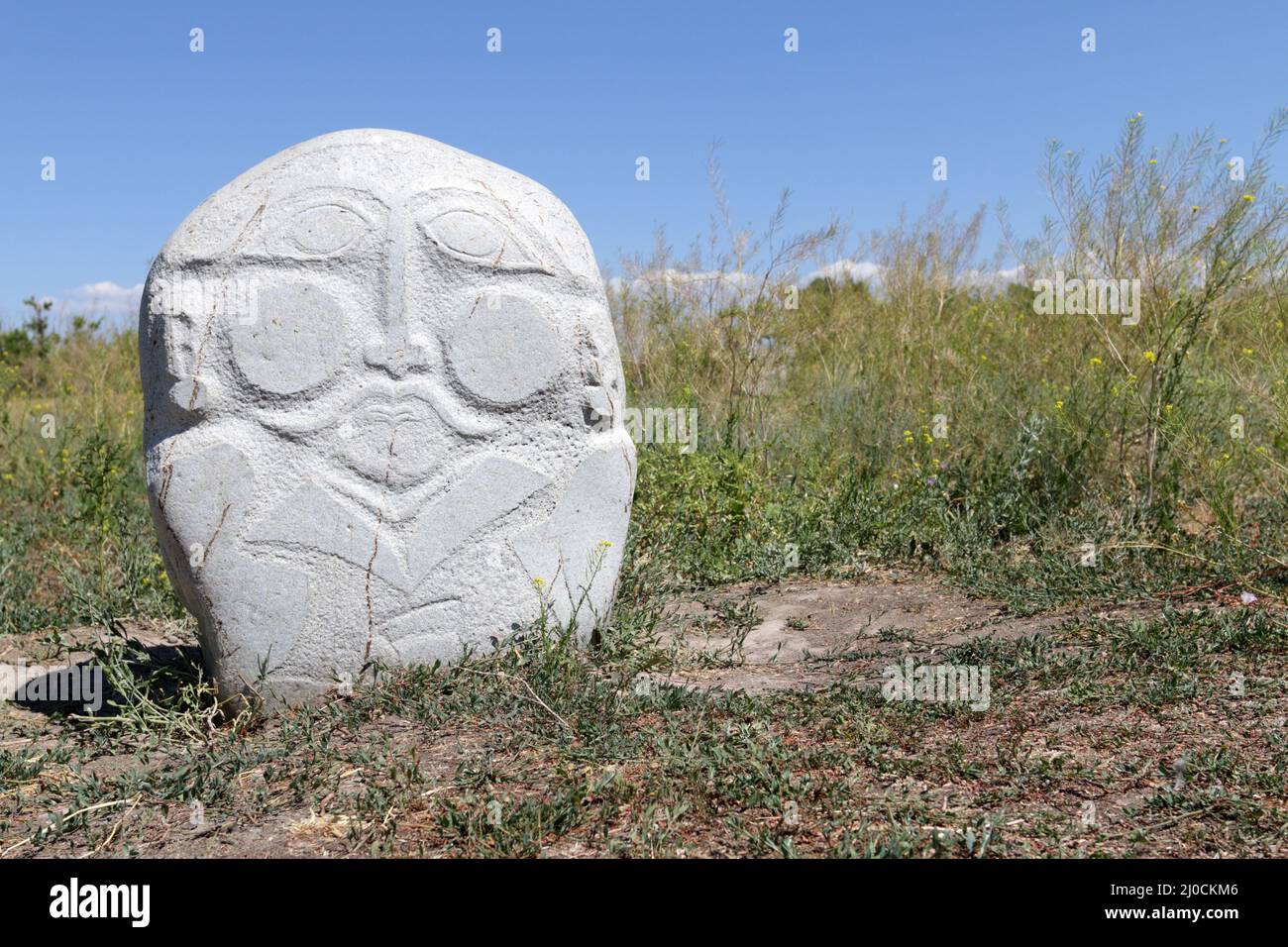 Escultura medieval de piedra (Balbal) en la Torre Burana, Tokmak, Kirguistán Foto de stock