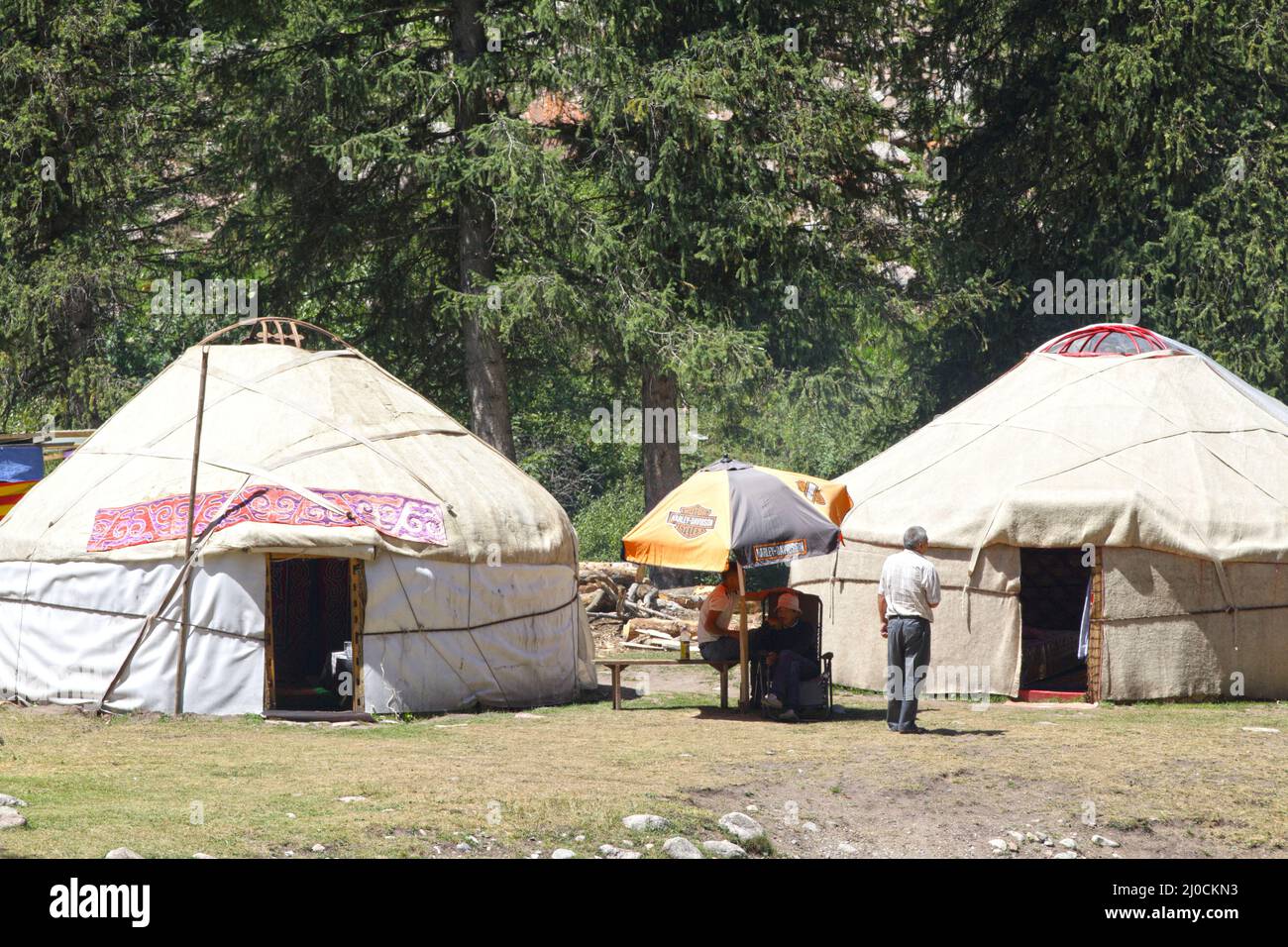 Campamento de yurtas, Grigorievka garganta, Kungei Alatoo Montañas, Kirguistán Foto de stock