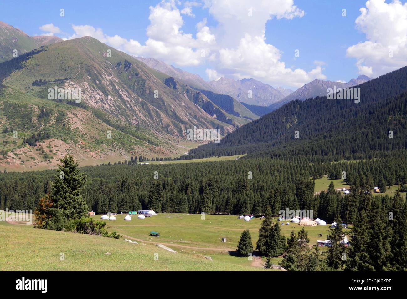Campamento de yurta en el valle de Dzhety Oguz cerca de Karakol, Terskej Alatoo Montañas, Kirguistán Foto de stock