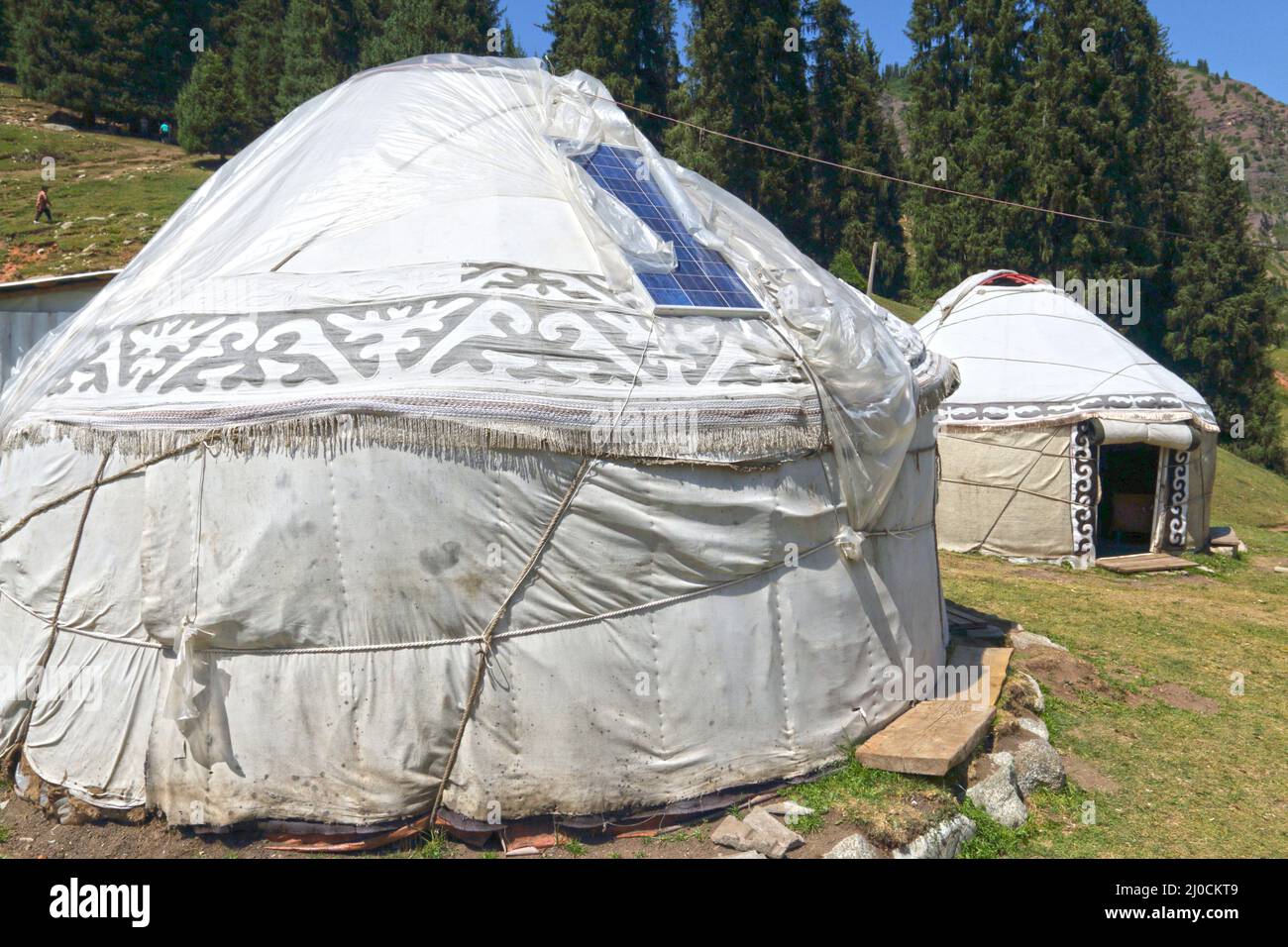 Campamento de yurta en el valle de Dzhety Oguz cerca de Karakol, Terskej Alatoo Montañas, Kirguistán Foto de stock