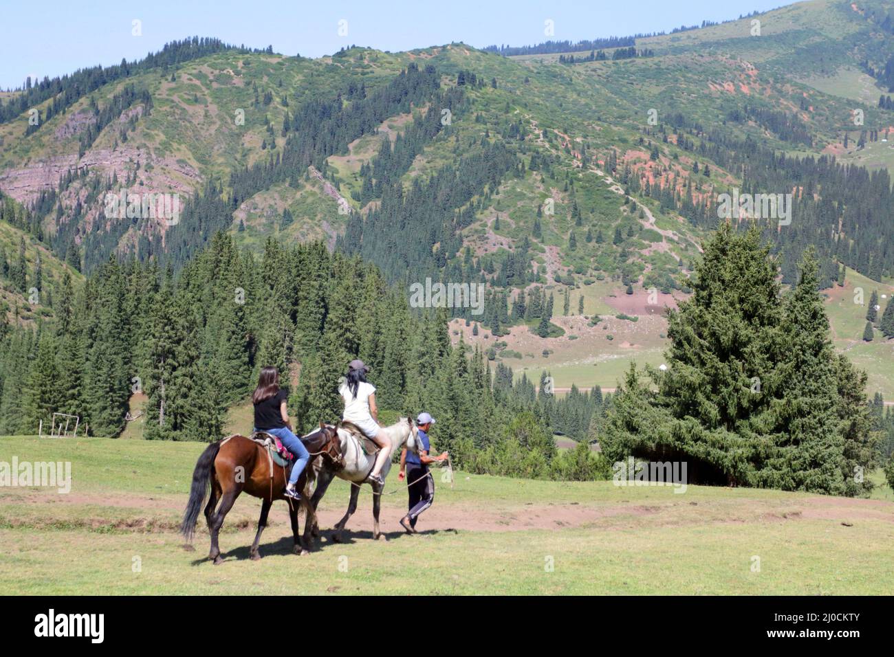 Paseos a caballo en el valle de Jety Oguz, montañas Terskej Alatoo, Kirguistán Foto de stock