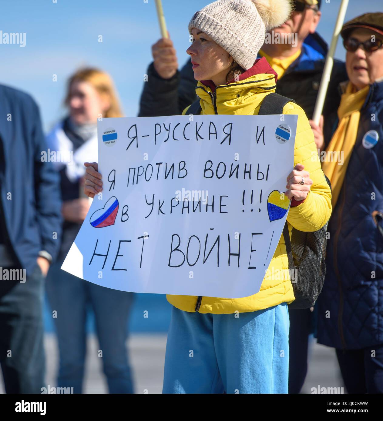 LIMASSOL, CHIPRE - 13 DE MARZO de 2022: Mujer activista protesta contra la invasión rusa de Ucrania con el signo “Soy ruso y estoy en contra de la guerra en Ucrania” Foto de stock