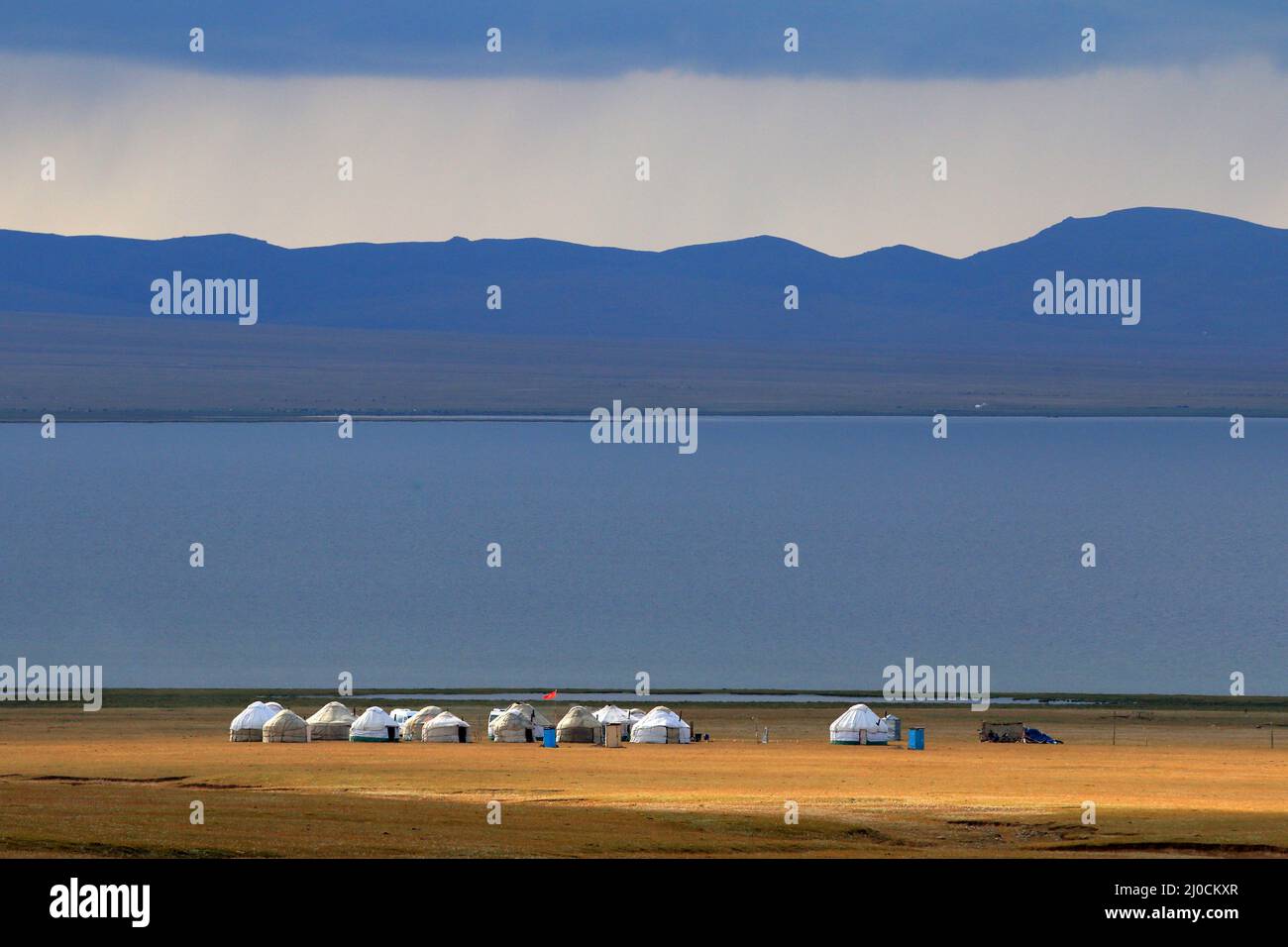 Campamento Turístico Yurt en el Lago Song Kol, en el centro de Kyryzstan Foto de stock