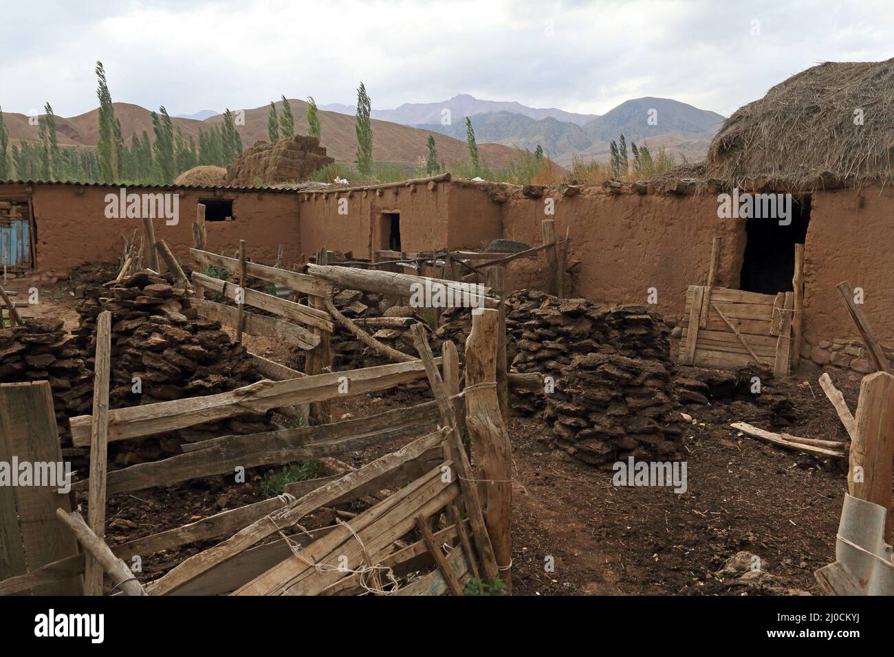 Granja con estiércol de vaca seca como fuente de combustible, Kirguistán Central Foto de stock