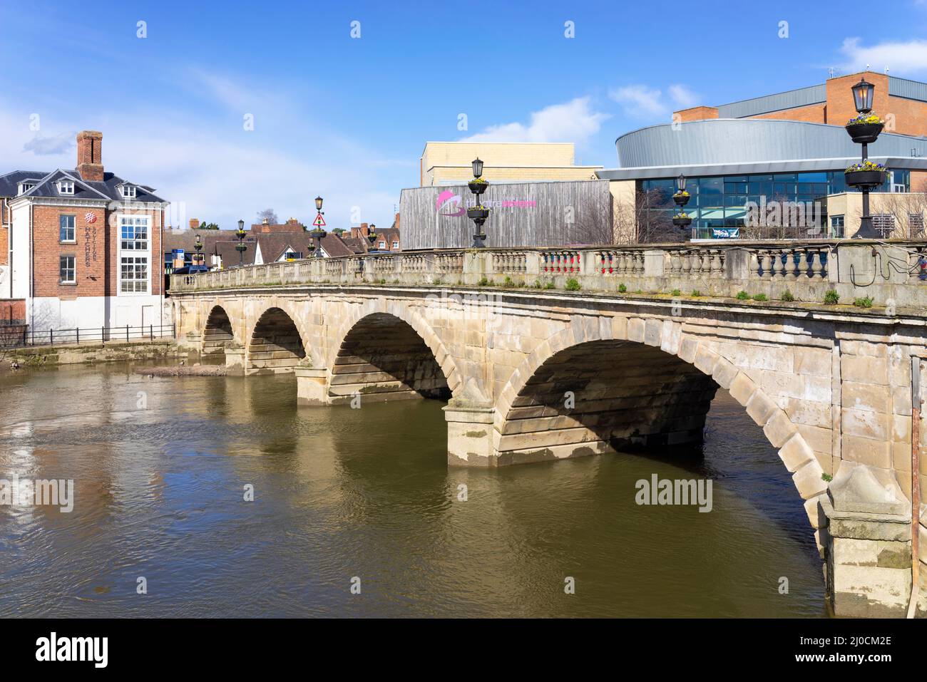 El puente galés y el teatro Severn por el río Severn Shrewsbury Shropshire Inglaterra Reino Unido GB Europa Foto de stock