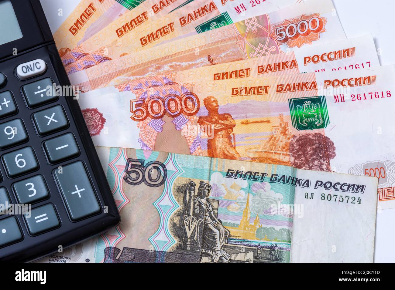 Efectivo de la Federación de Rusia (rublos) con una calculadora. Detalle de  los billetes rusos con las palabras 'Banknotte of Russia' escritas en ruso  Fotografía de stock - Alamy