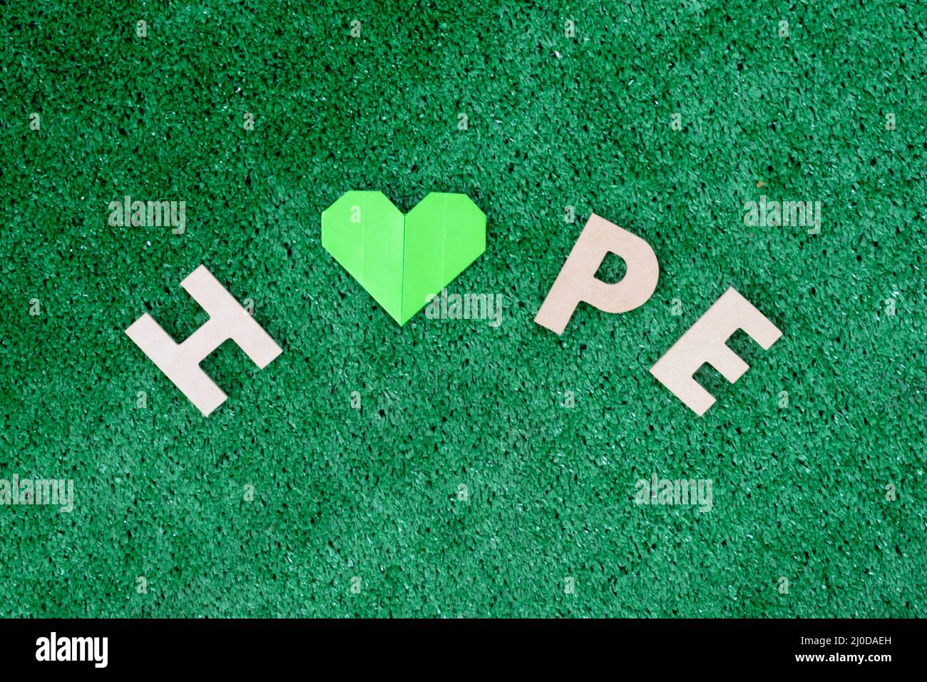 Hope word Estilo de diseño plano. Texto de esperanza sobre letras de madera. Foto de stock