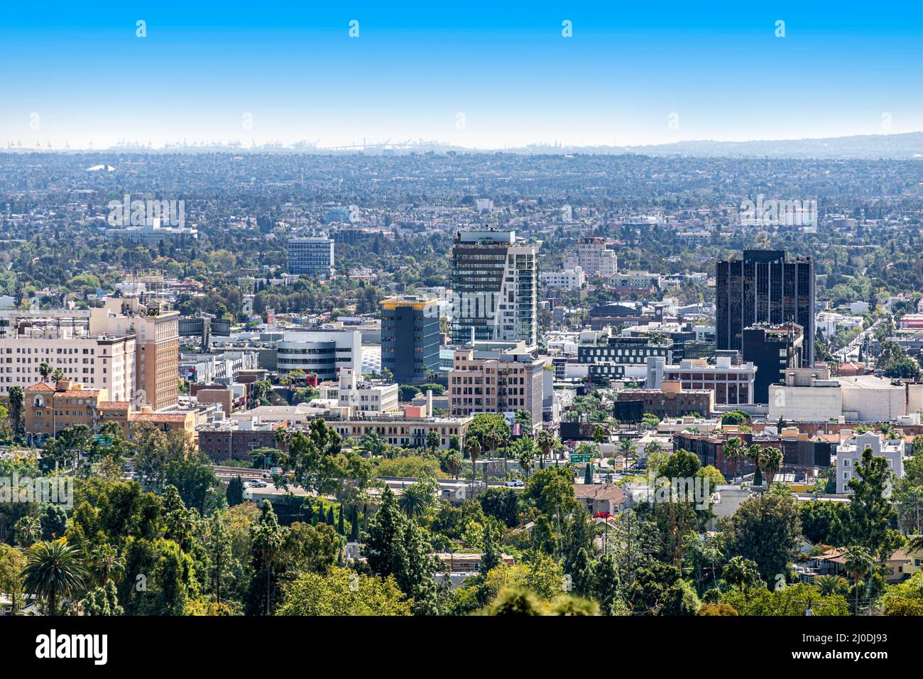 Vista del centro de la ciudad de Santa Mónica desde la presa del embalse de Hollywood durante un día hermoso y luminoso. Foto de stock