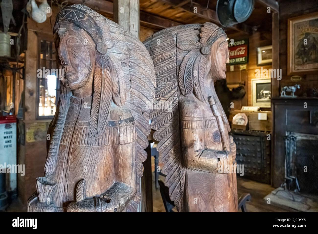 Indios de madera en la tienda Old Sautee en Sautee Nacoochee, Georgia. (EE. UU.) Foto de stock