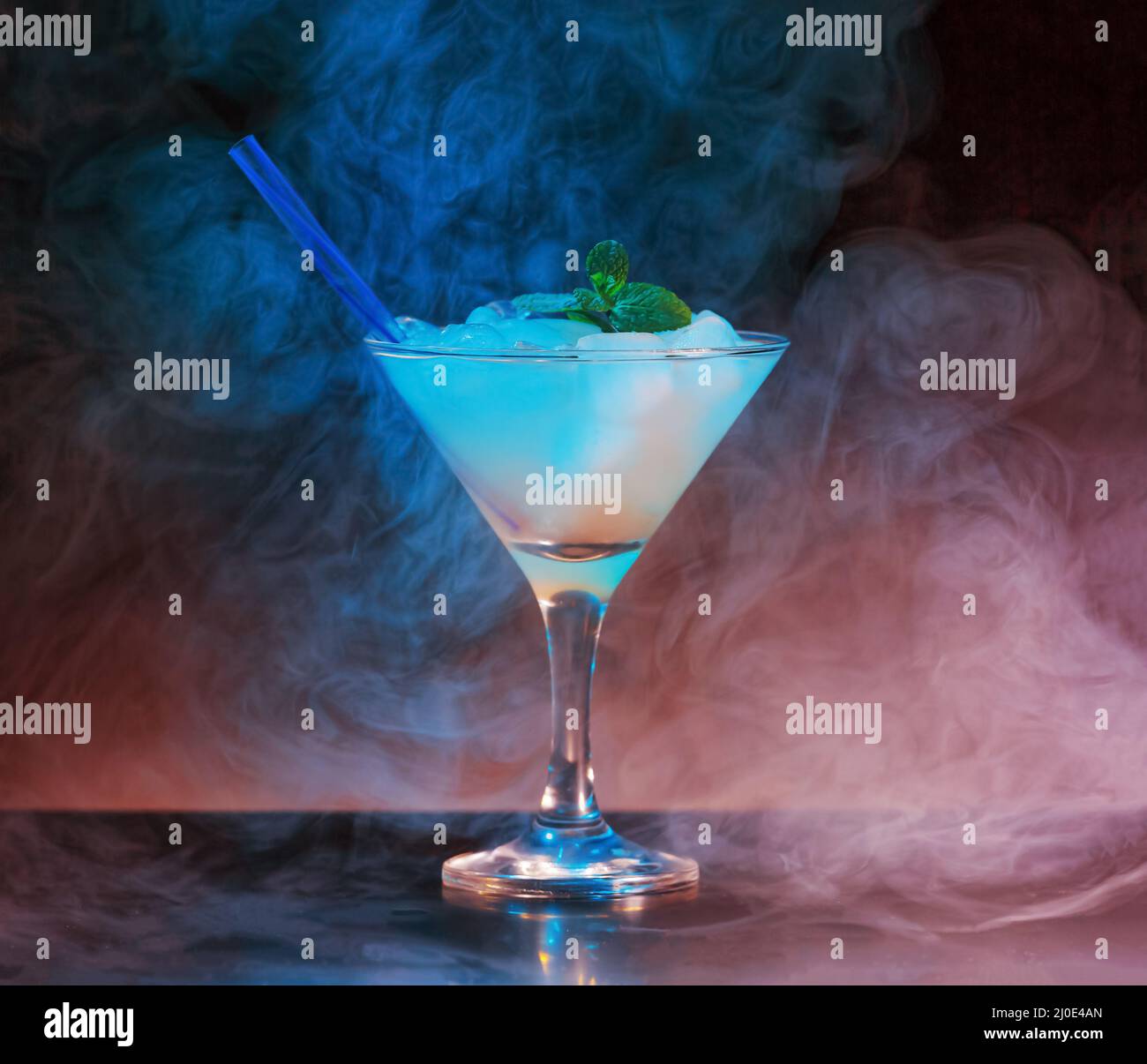 Alcohólico, cóctel, interior dramático, humo, reflexión, violeta, corporal, Foto de stock